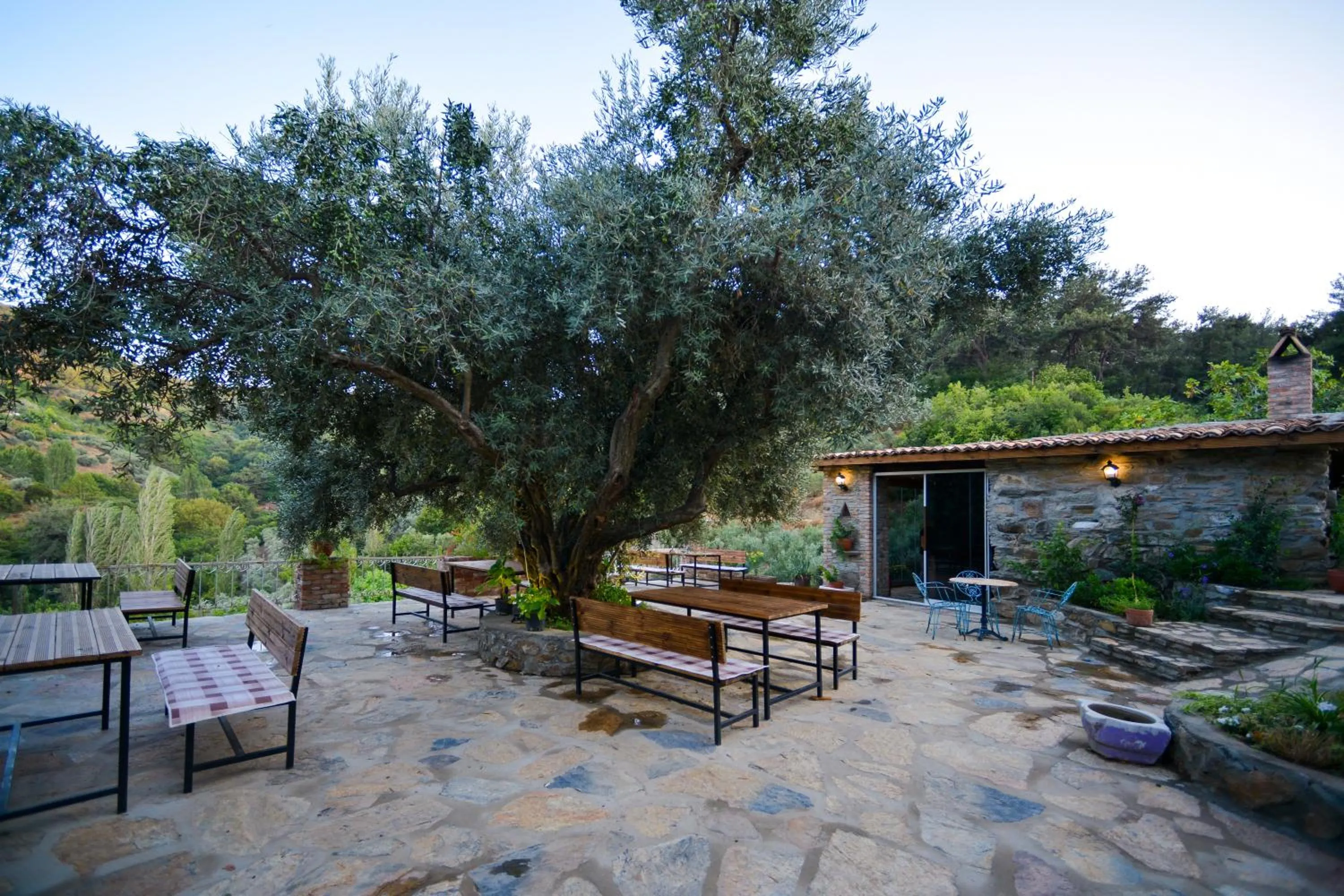 Communal lounge/ TV room in Kirkinca Hotel