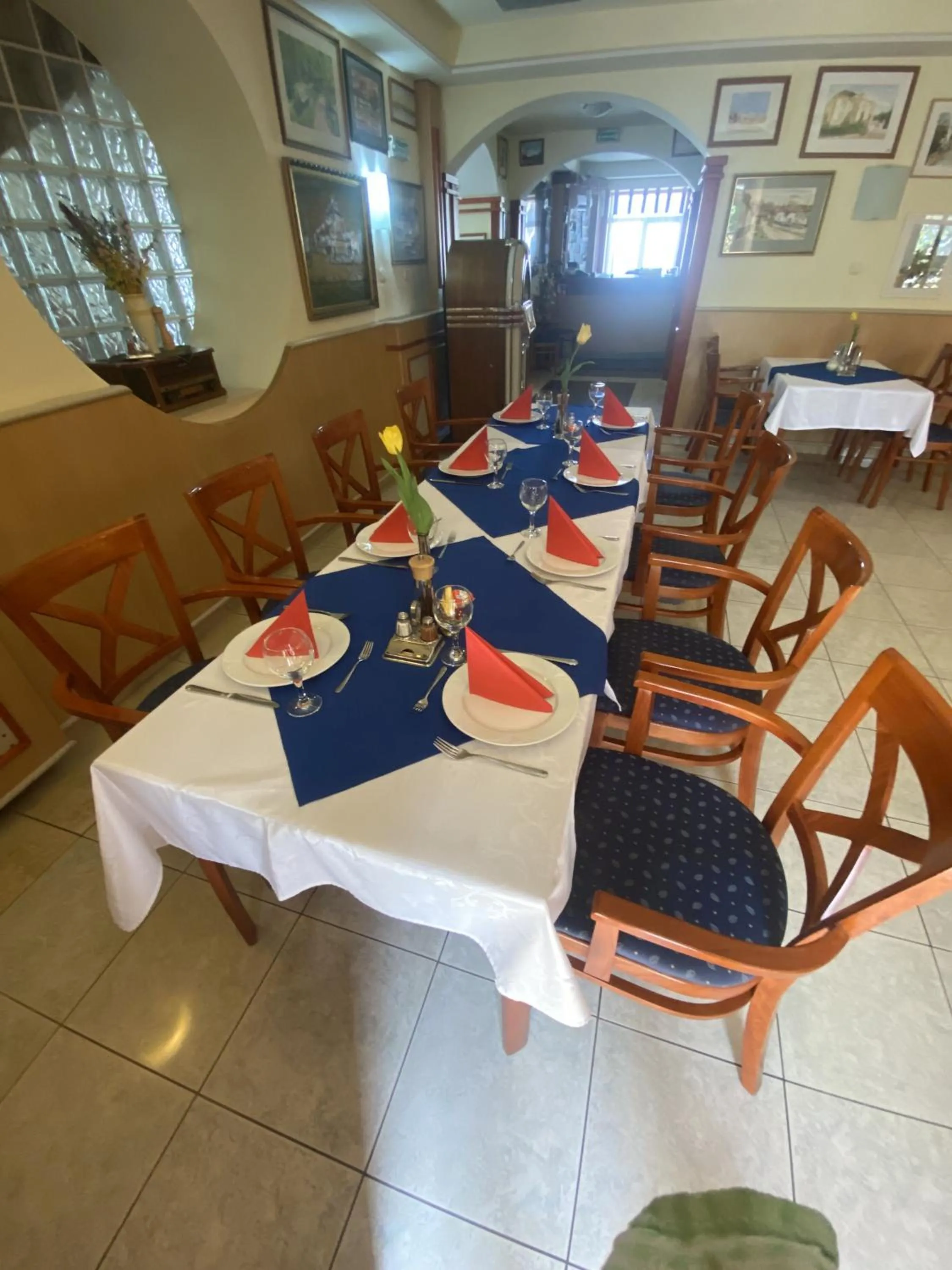 Restaurant/places to eat in Hotel Arnold