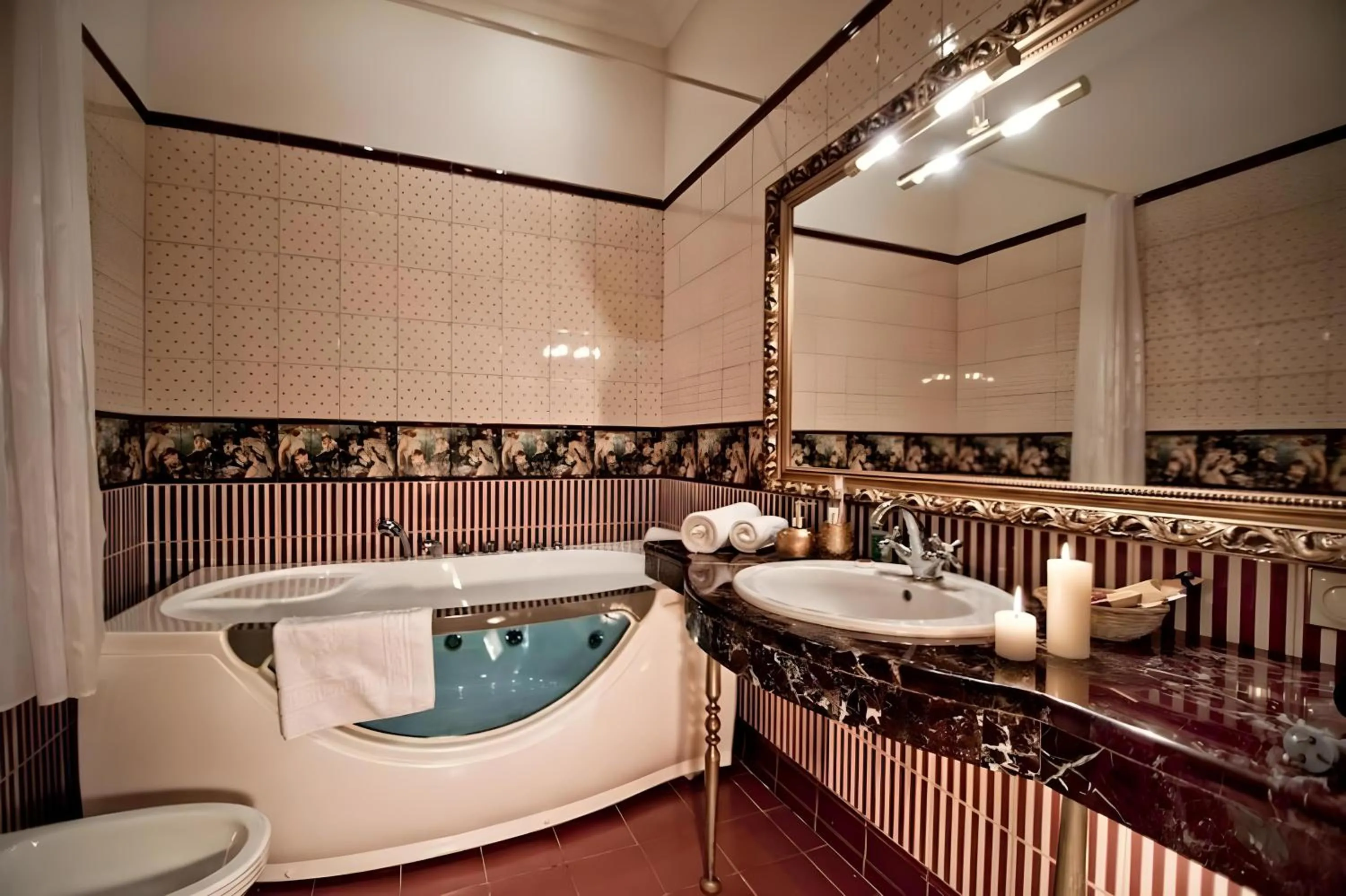 Toilet in De Paris Hotel