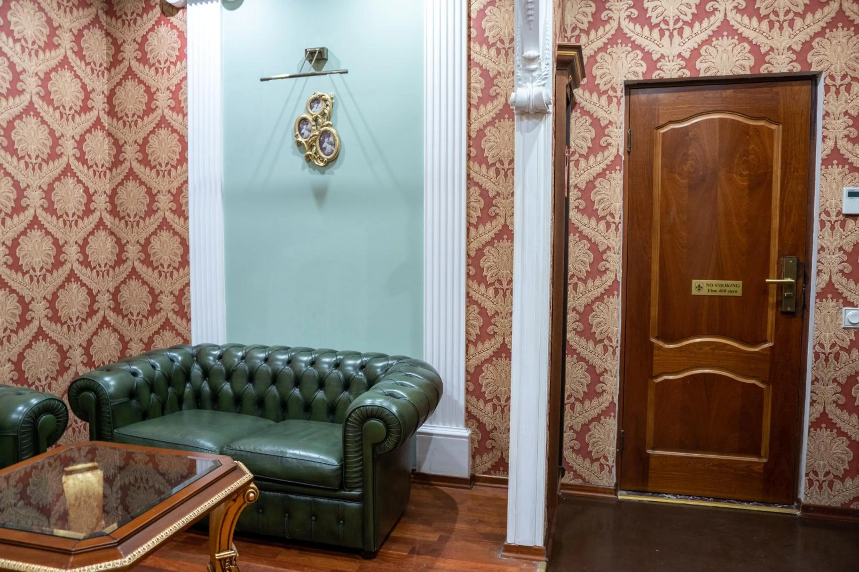 Living room in De Paris Hotel