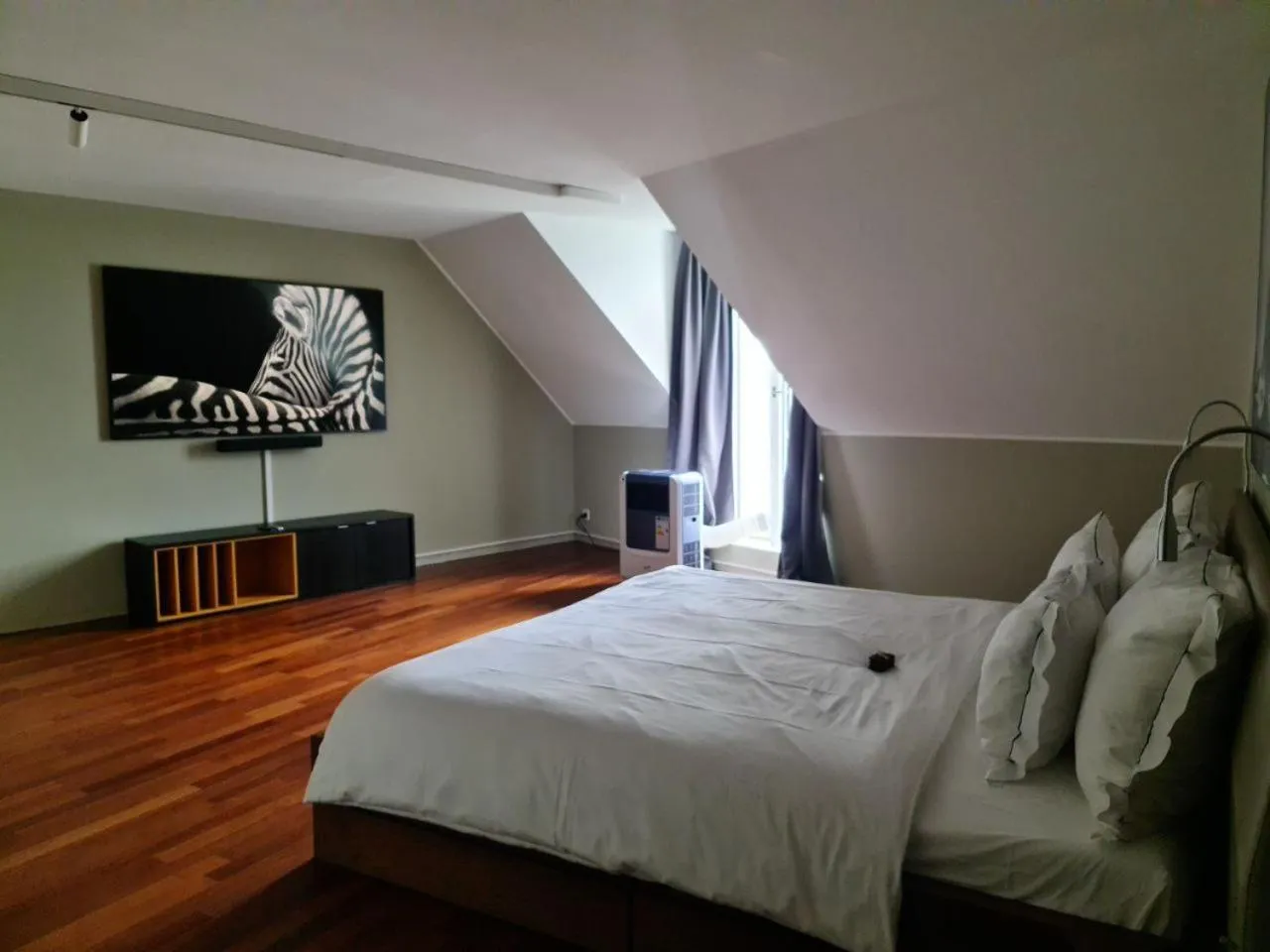 Bedroom, Bed in Lucerne Lake View Apartments