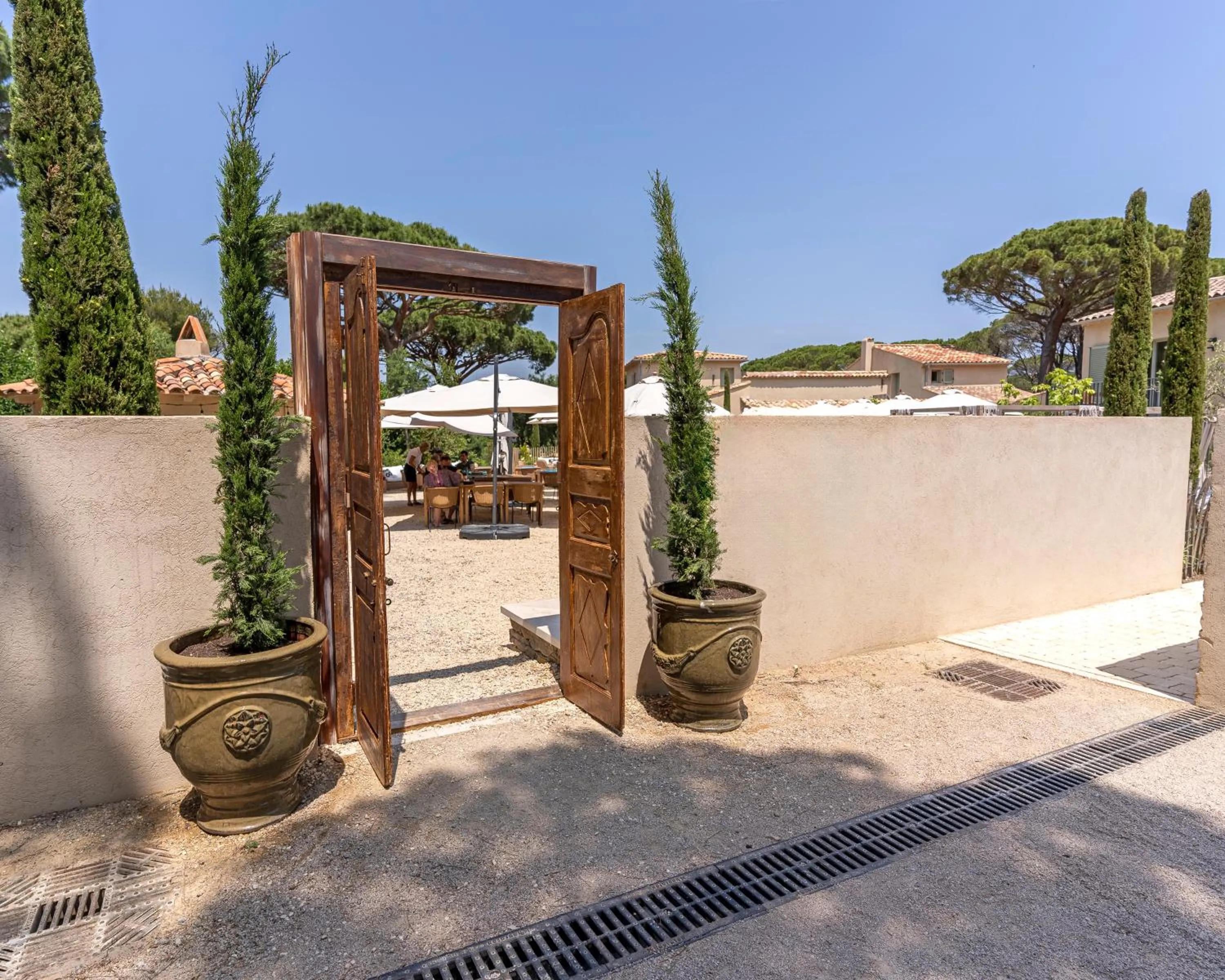 Facade/entrance in Hôtel L'Escalet