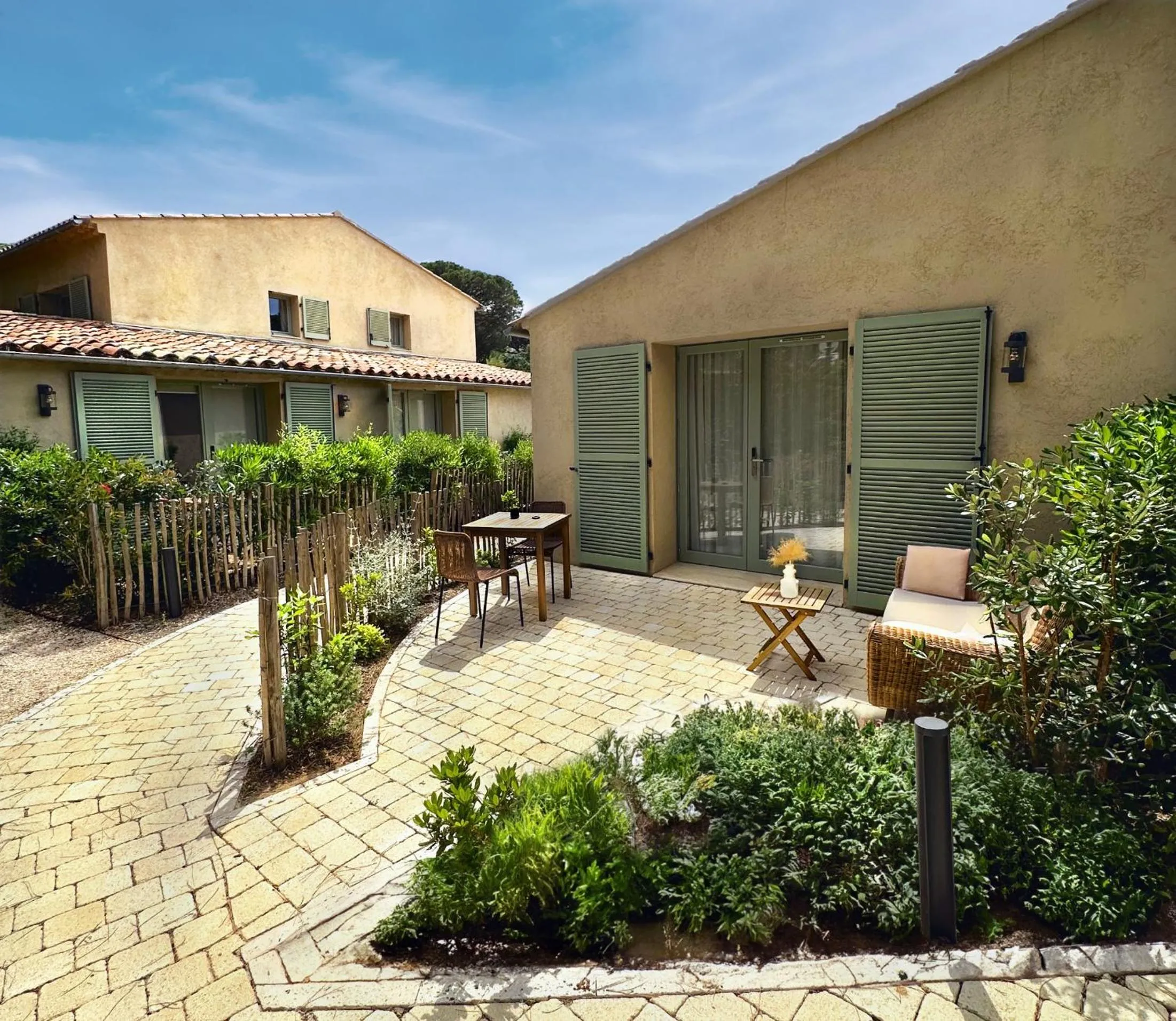 Patio in Hôtel L'Escalet