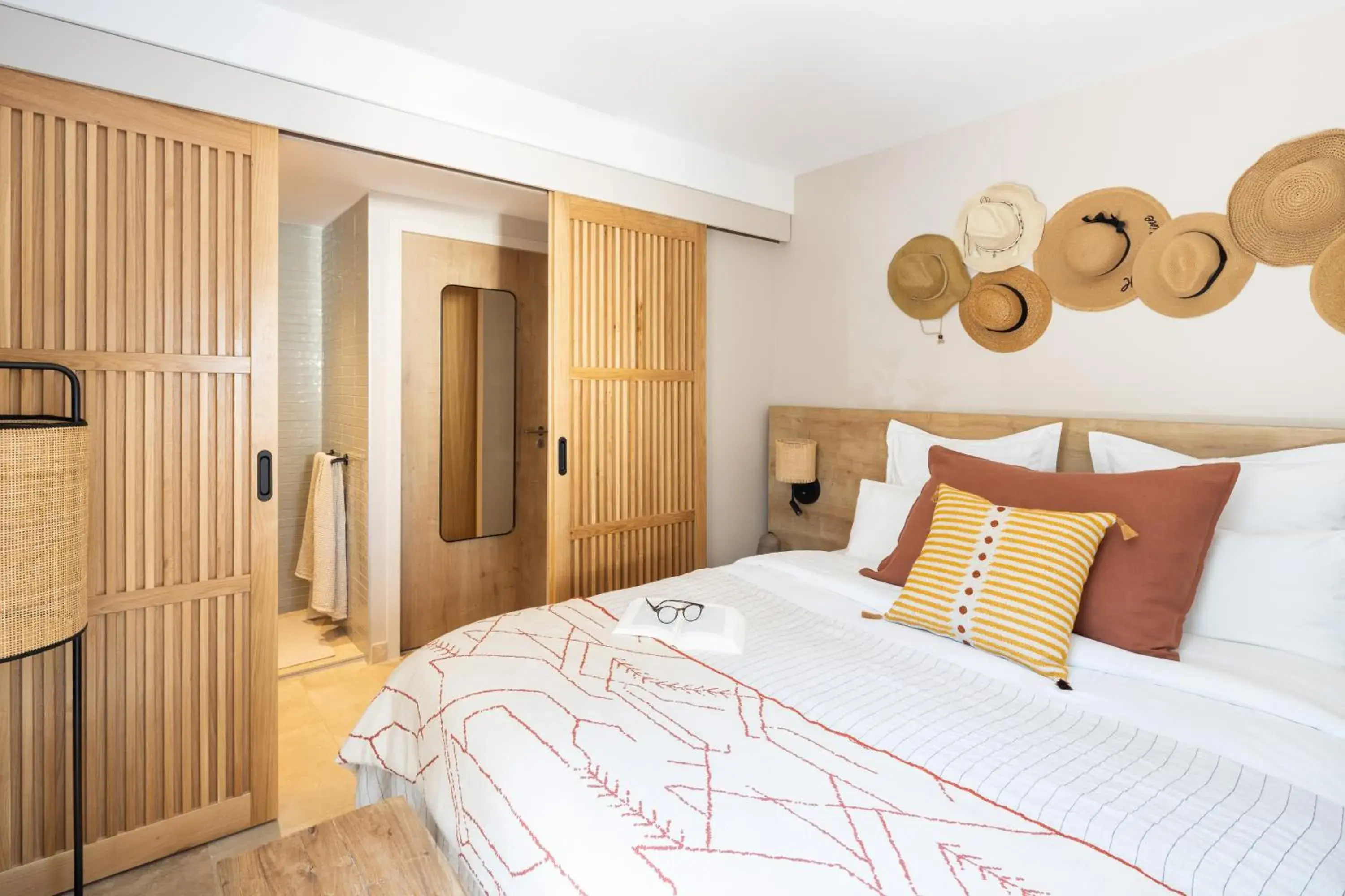 Shower, Bed in Hôtel L'Escalet Shower, Bed in Hôtel L'Escalet