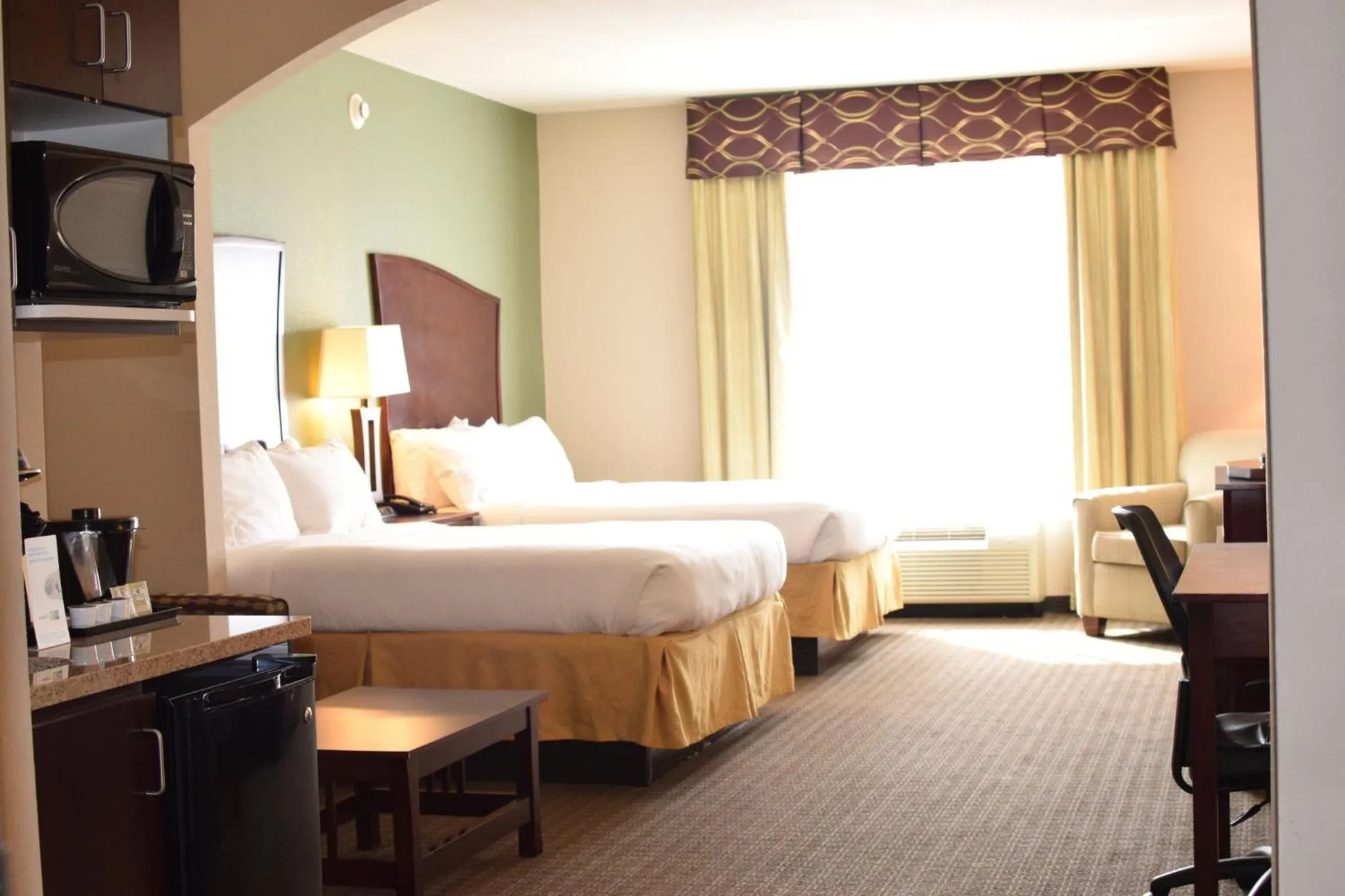 Photo of the whole room, Bed in Holiday Inn Express Pratt by IHG