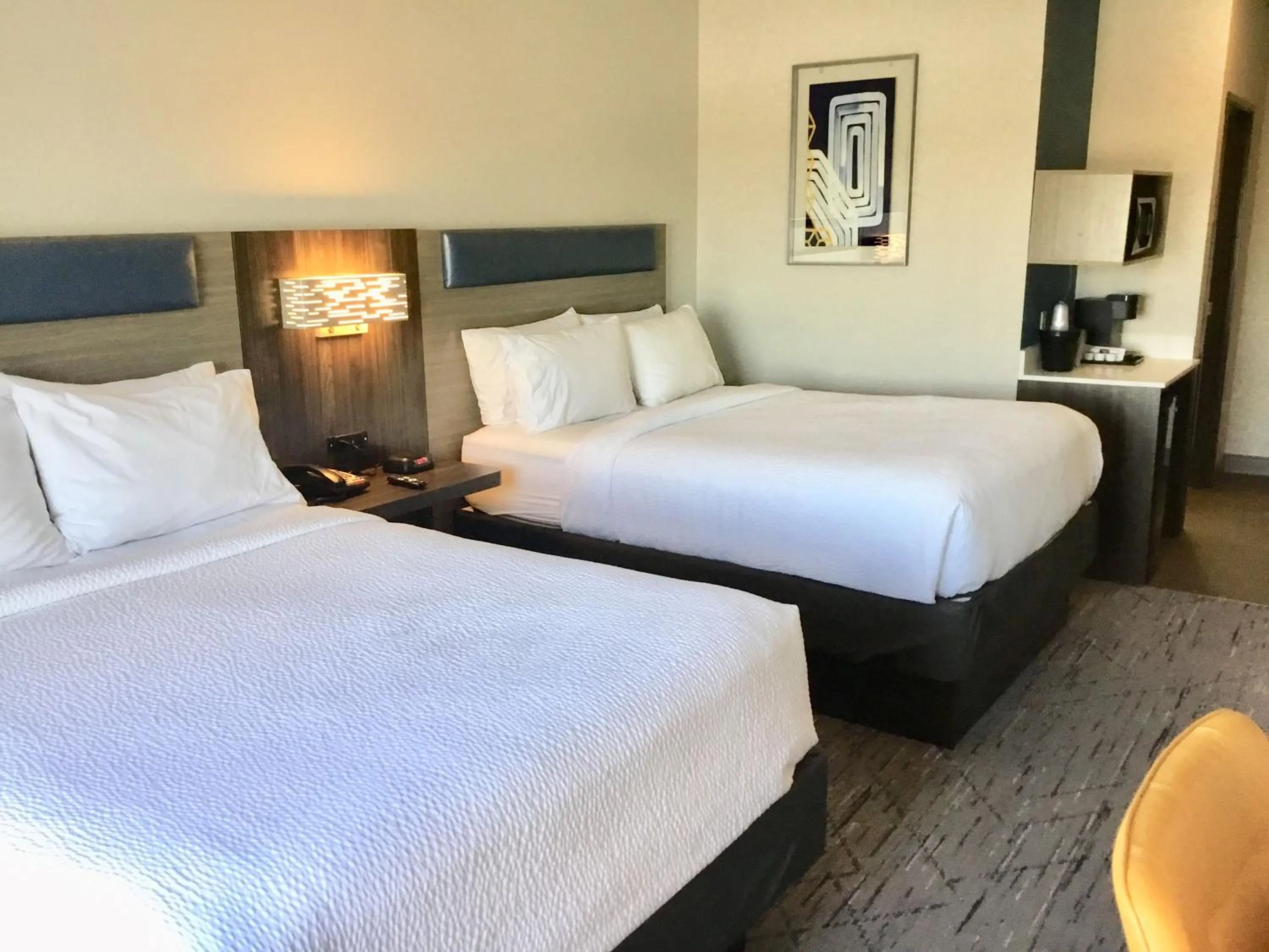 Photo of the whole room, Bed in Holiday Inn Express Pratt by IHG