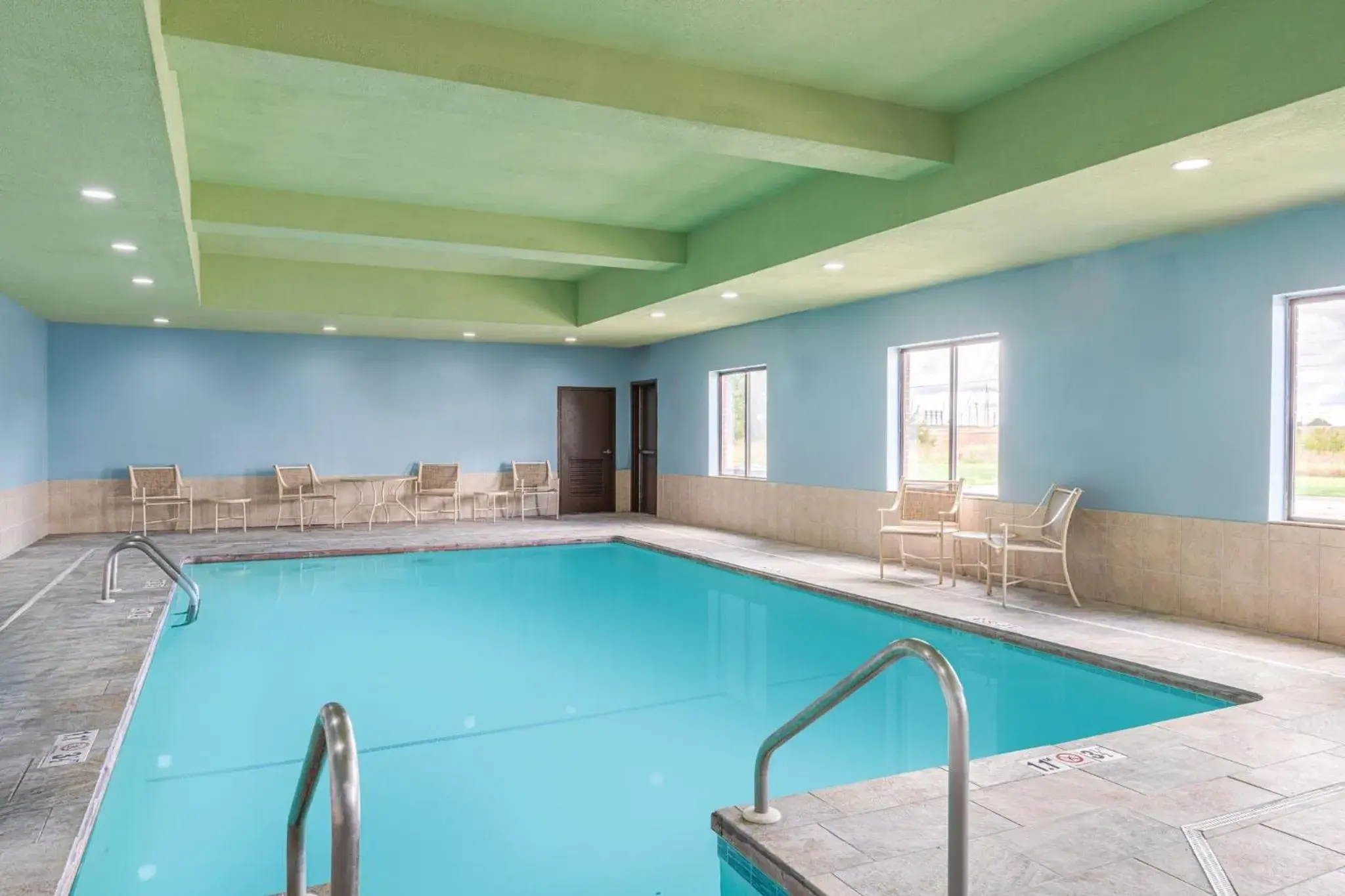 Swimming pool in Holiday Inn Express Pratt by IHG Swimming pool in Holiday Inn Express Pratt by IHG