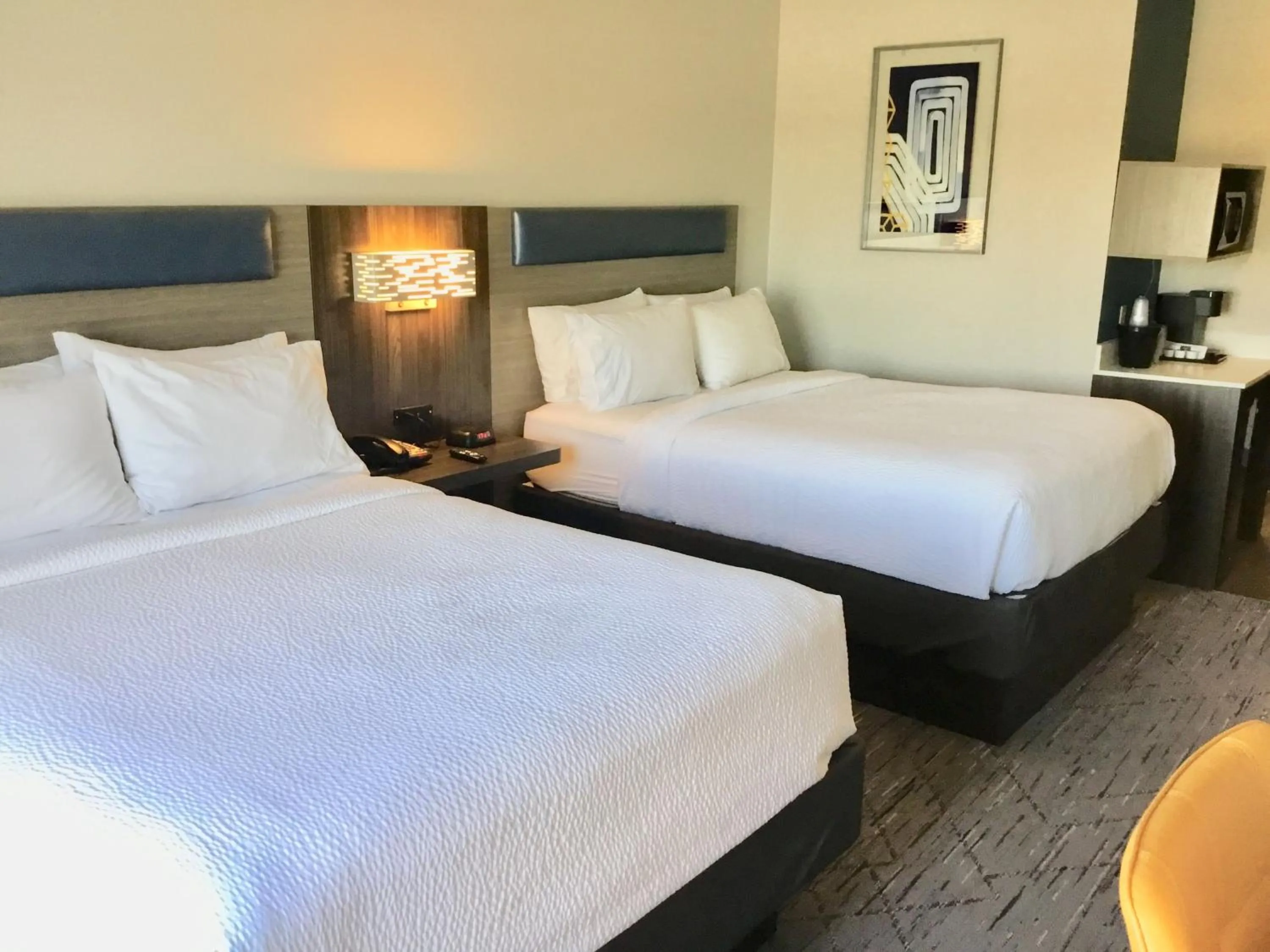 Photo of the whole room, Bed in Holiday Inn Express Pratt by IHG