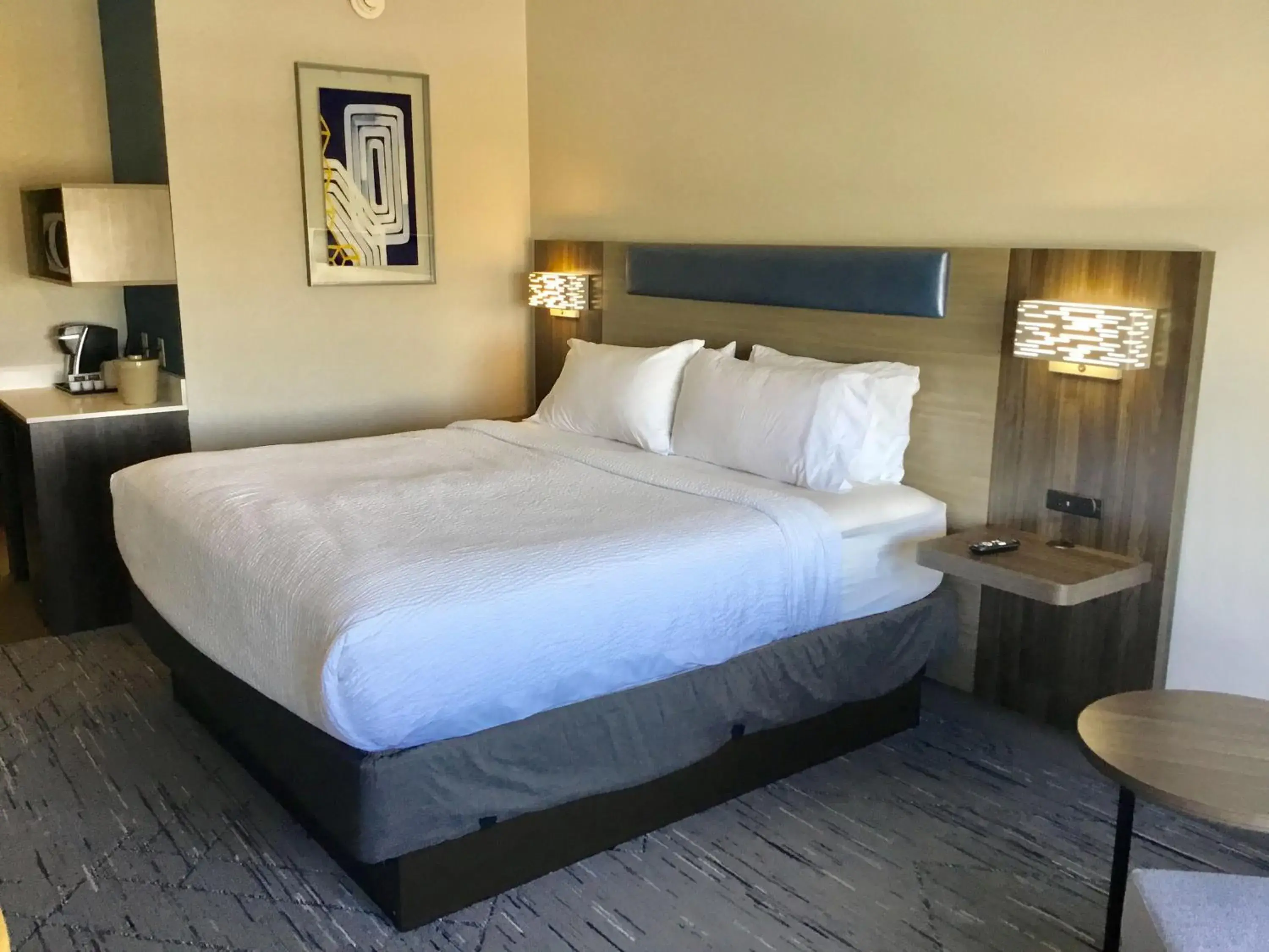 Photo of the whole room, Bed in Holiday Inn Express Pratt by IHG Photo of the whole room, Bed in Holiday Inn Express Pratt by IHG