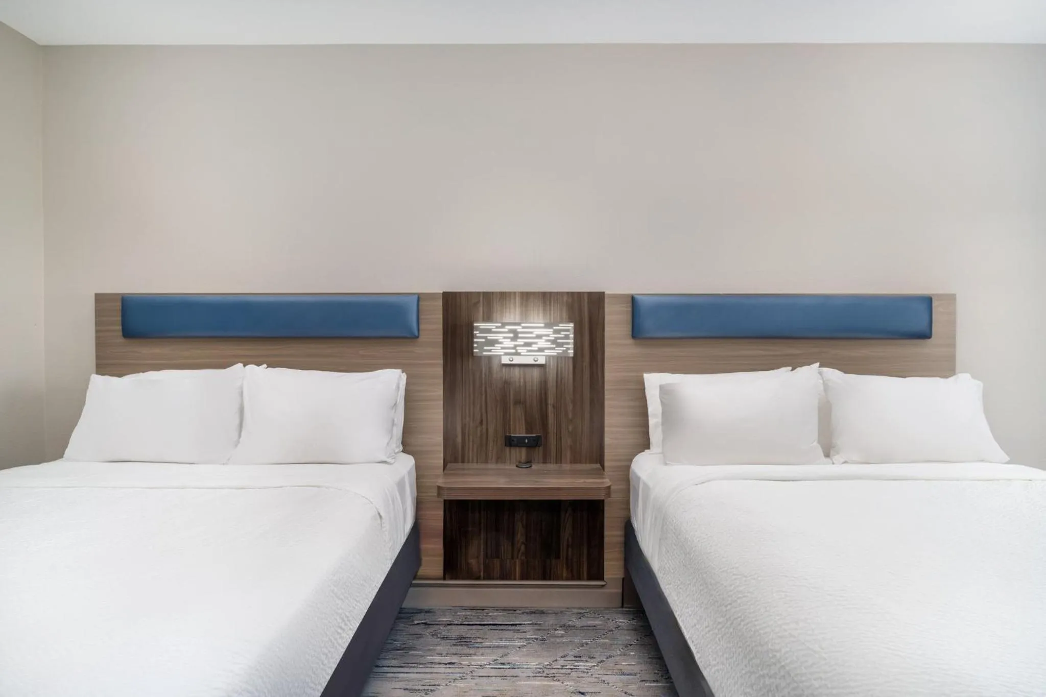 Photo of the whole room, Bed in Holiday Inn Express Pratt by IHG