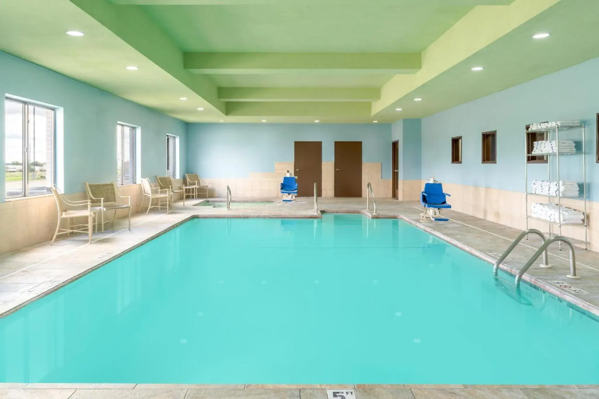 Swimming pool in Holiday Inn Express Pratt by IHG Swimming pool in Holiday Inn Express Pratt by IHG