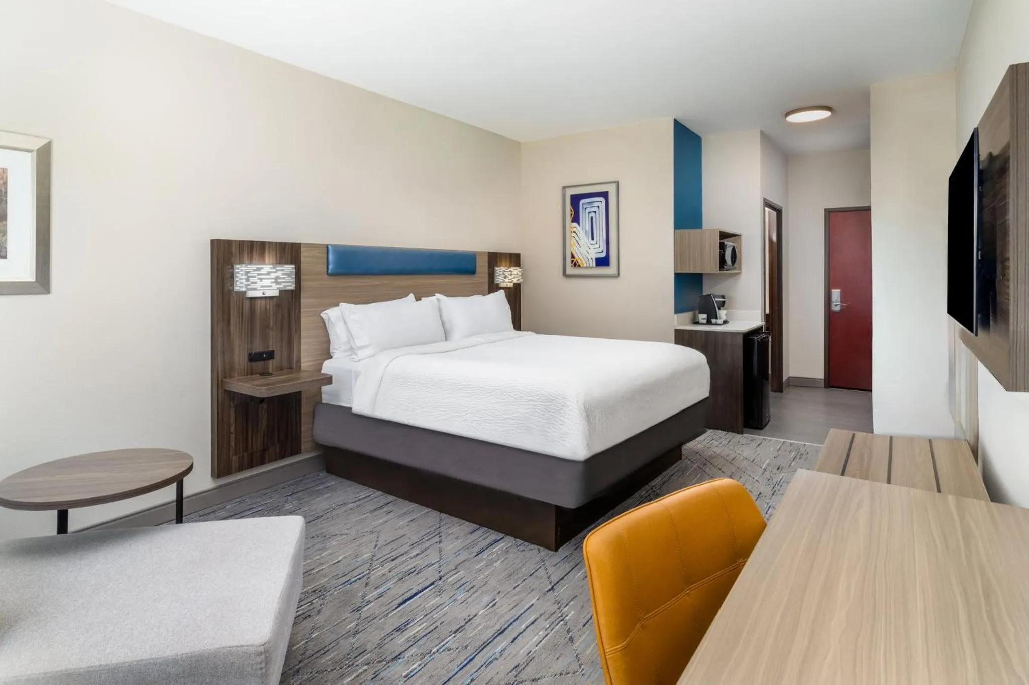 Photo of the whole room, Bed in Holiday Inn Express Pratt by IHG
