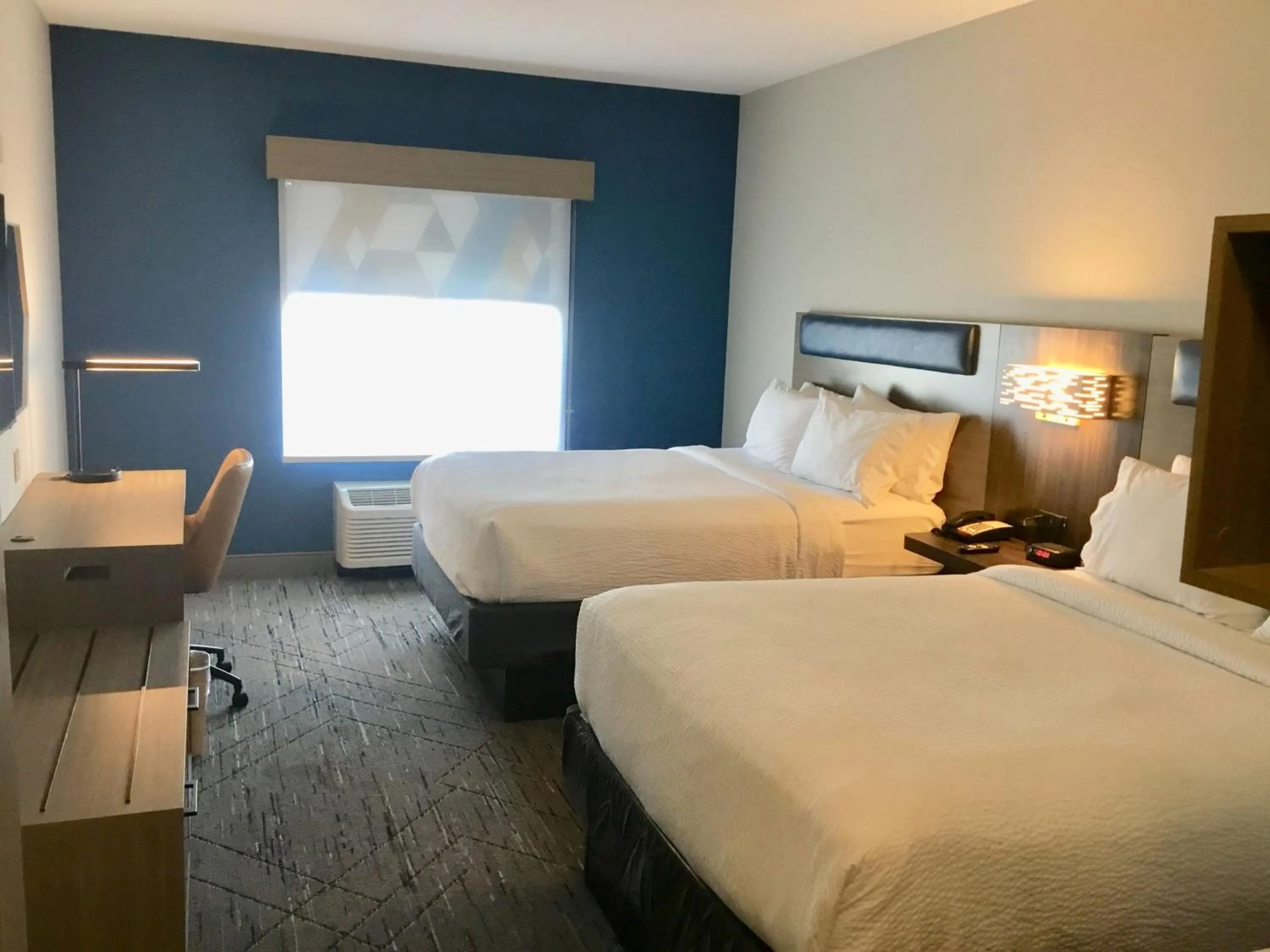 Photo of the whole room, Bed in Holiday Inn Express Pratt by IHG