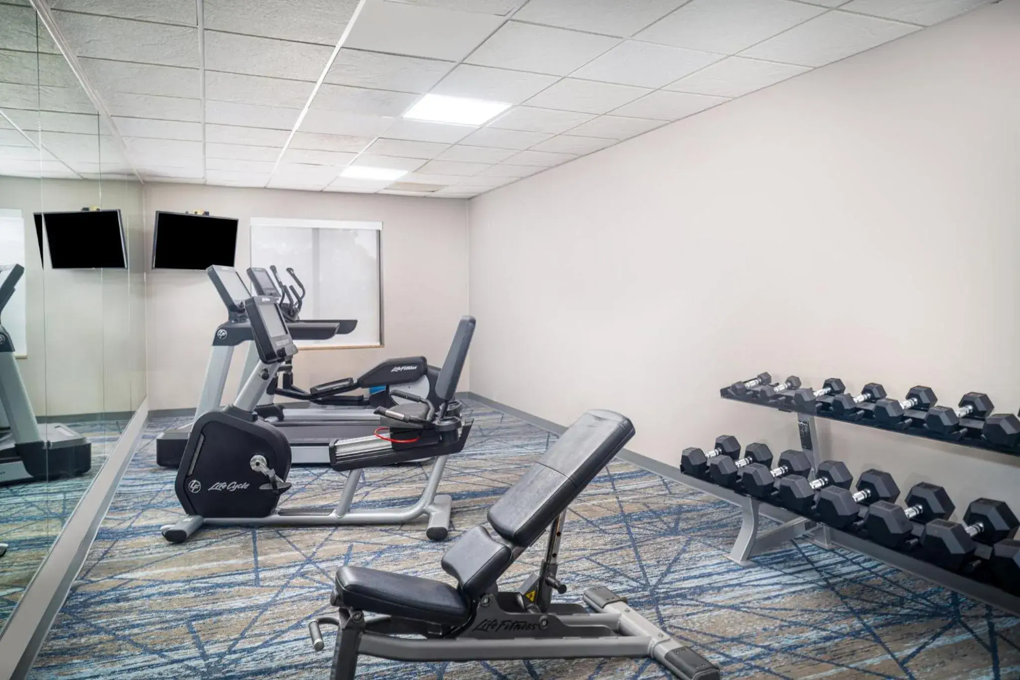 Fitness centre/facilities in Holiday Inn Express Pratt by IHG Fitness centre/facilities in Holiday Inn Express Pratt by IHG