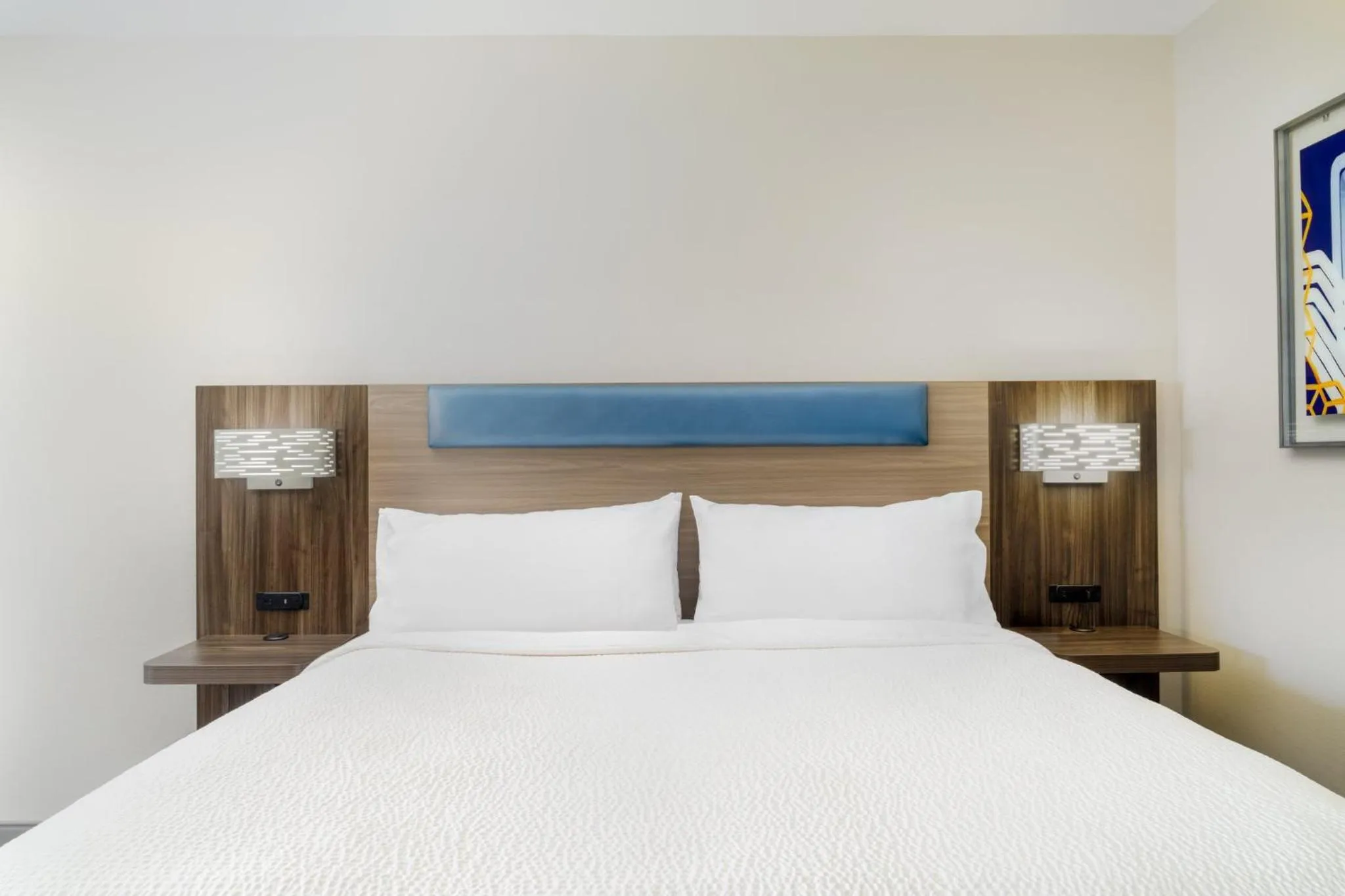 Photo of the whole room, Bed in Holiday Inn Express Pratt by IHG