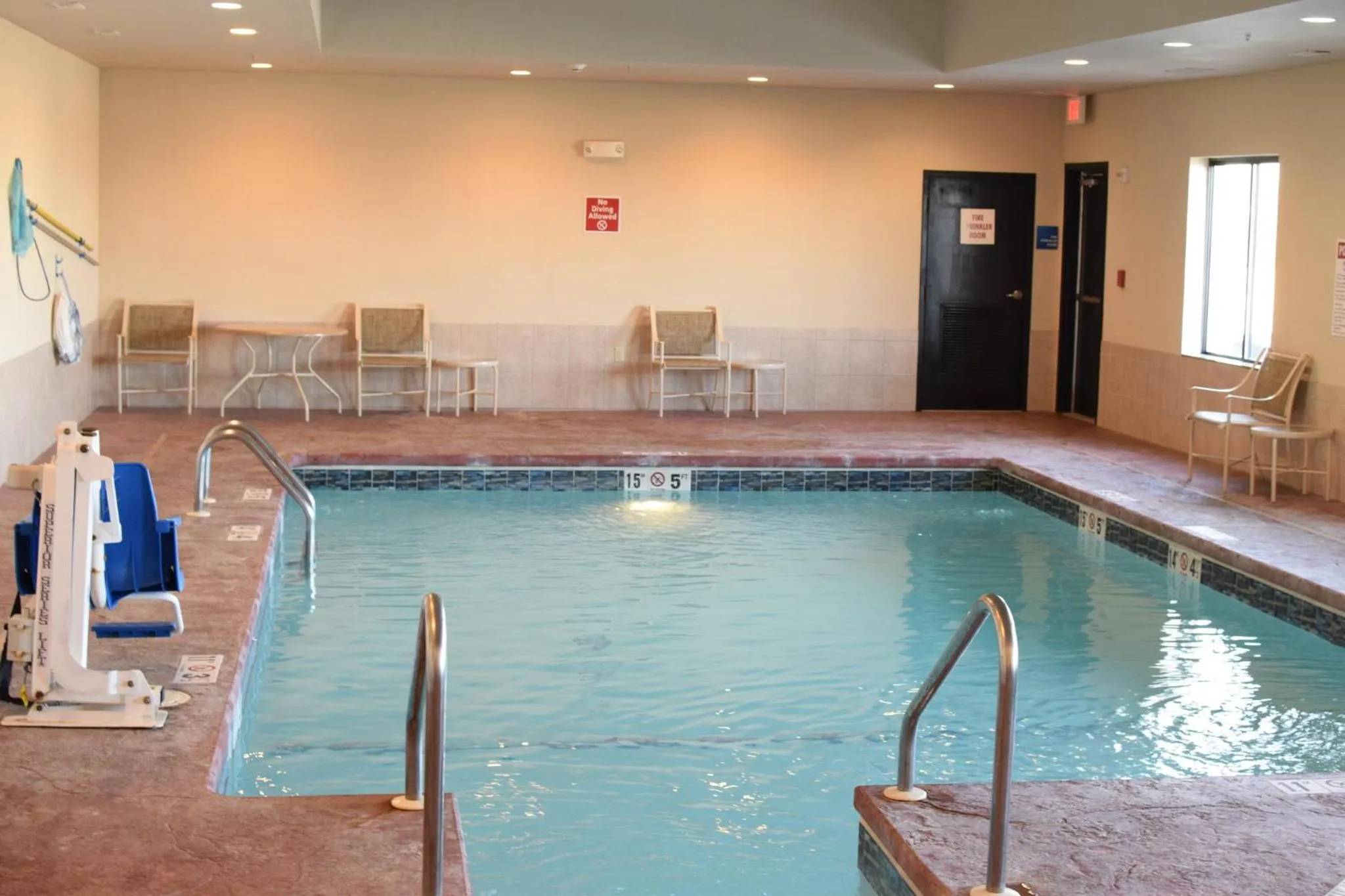Swimming pool in Holiday Inn Express Pratt by IHG