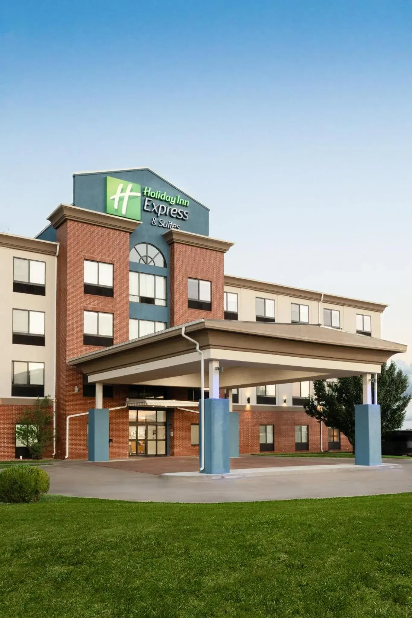 Property building in Holiday Inn Express Pratt by IHG Property building in Holiday Inn Express Pratt by IHG