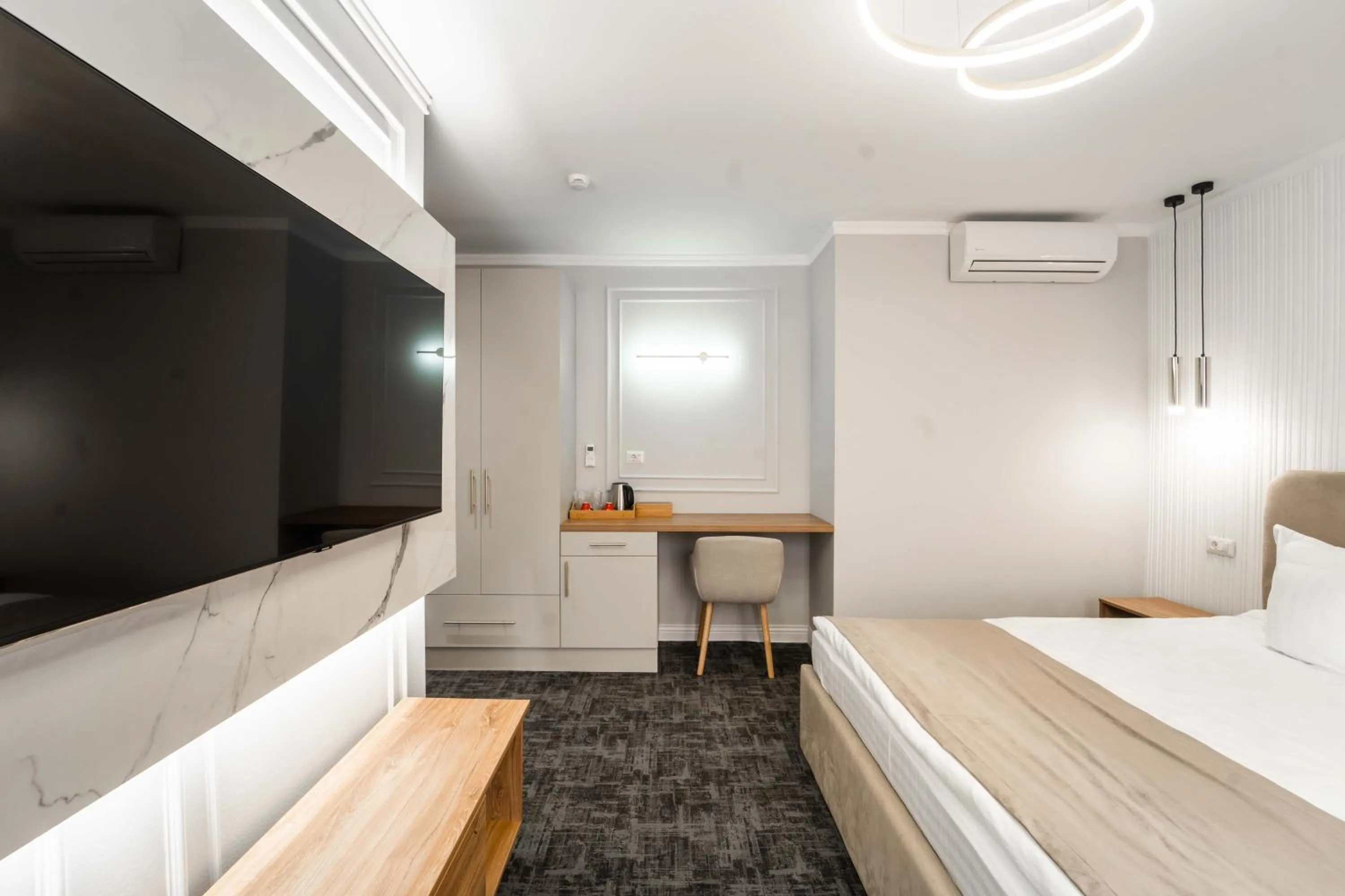 TV and multimedia, Bed in Hotel Zamca Suceava