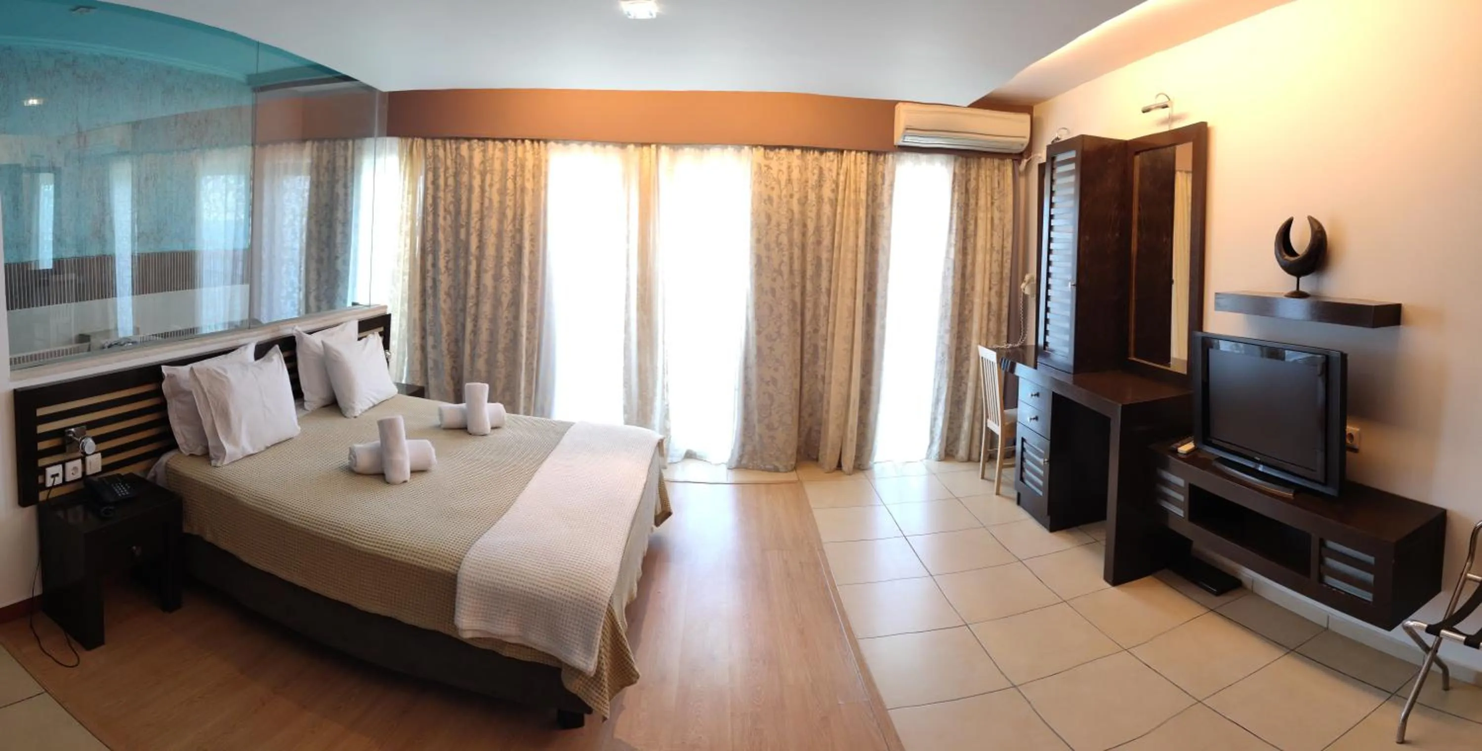 Bedroom, Bed in Plaza Hotel