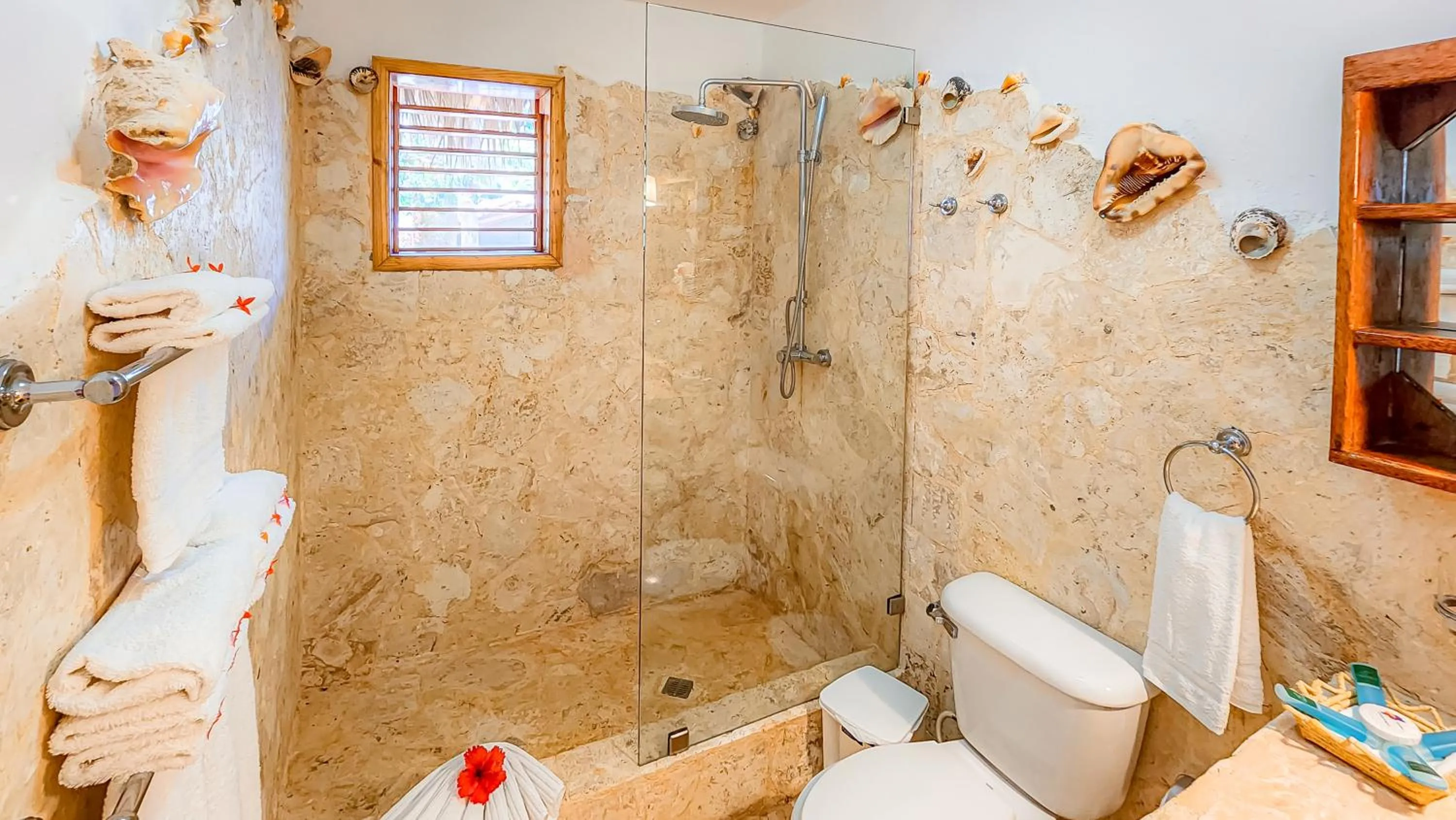 Shower in Paradiso del Caribe