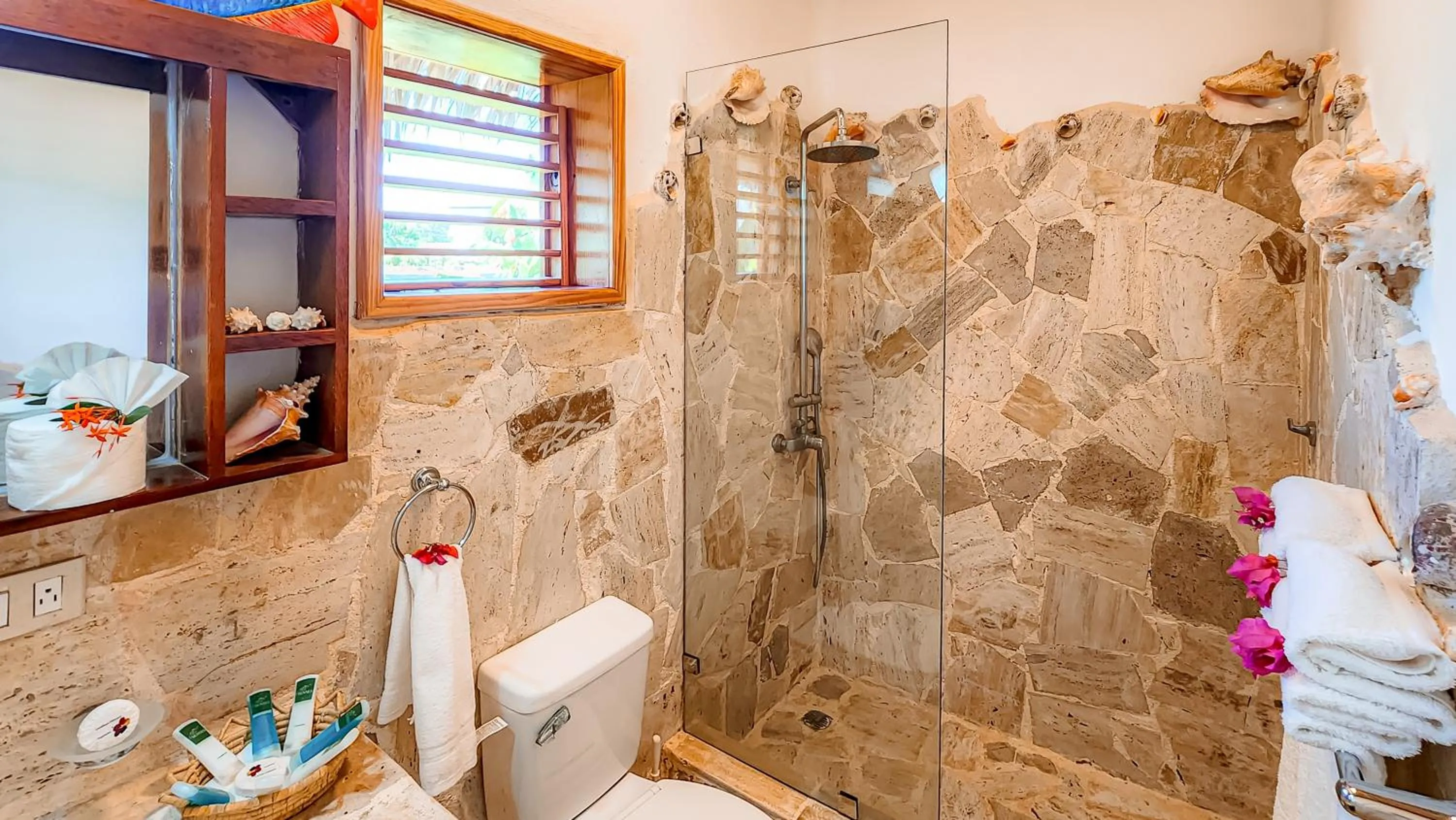 Shower in Paradiso del Caribe