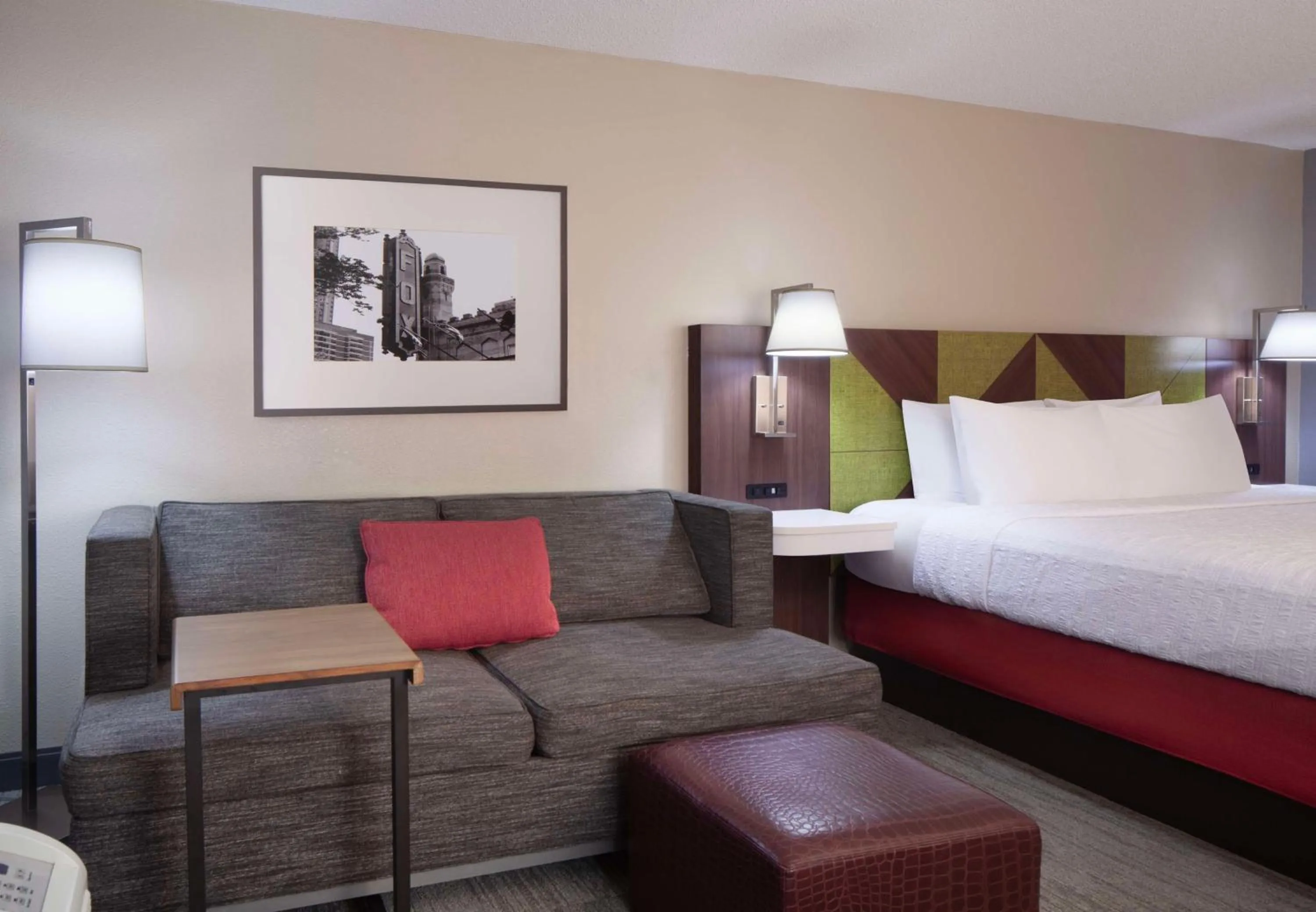 Living room, Bed in Hampton Inn Hotel Atlanta-Southlake