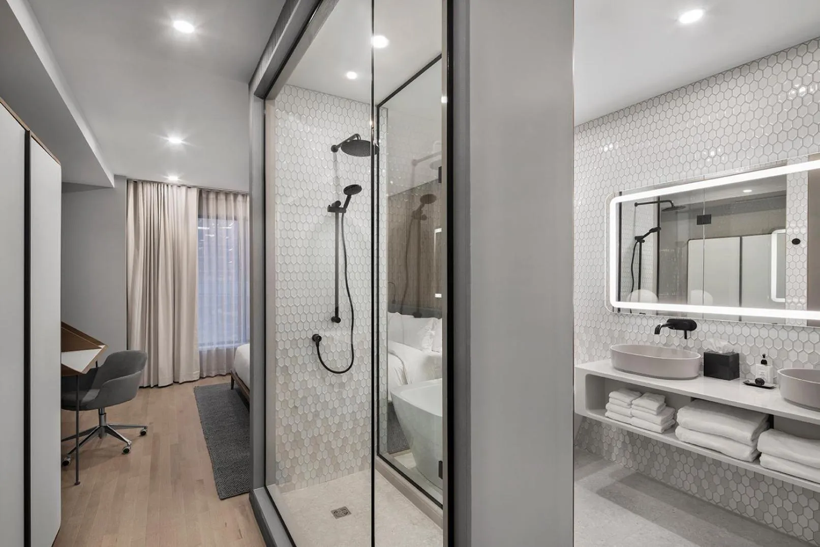 Shower in Hôtel Le Germain Montréal