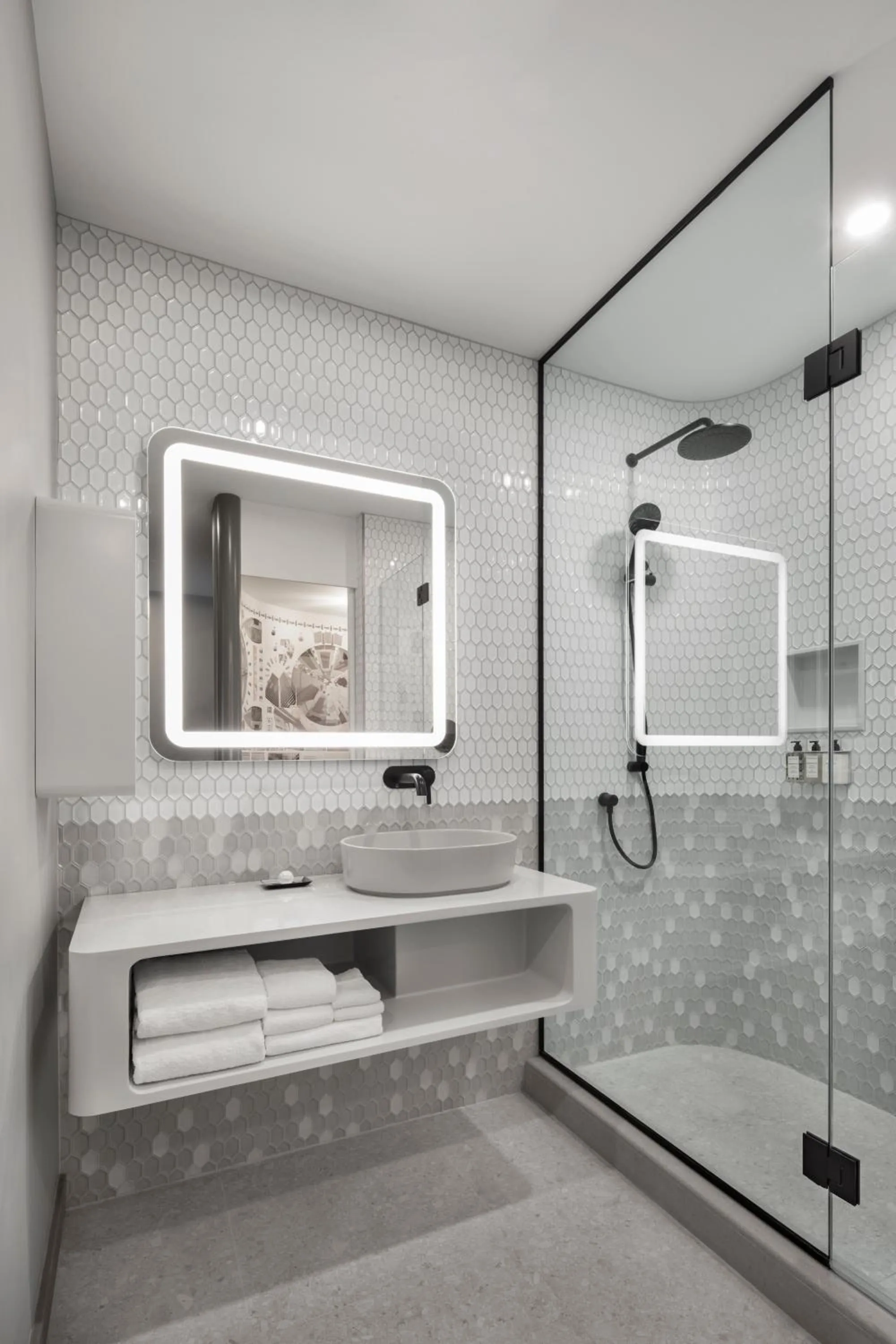 Shower in Hôtel Le Germain Montréal