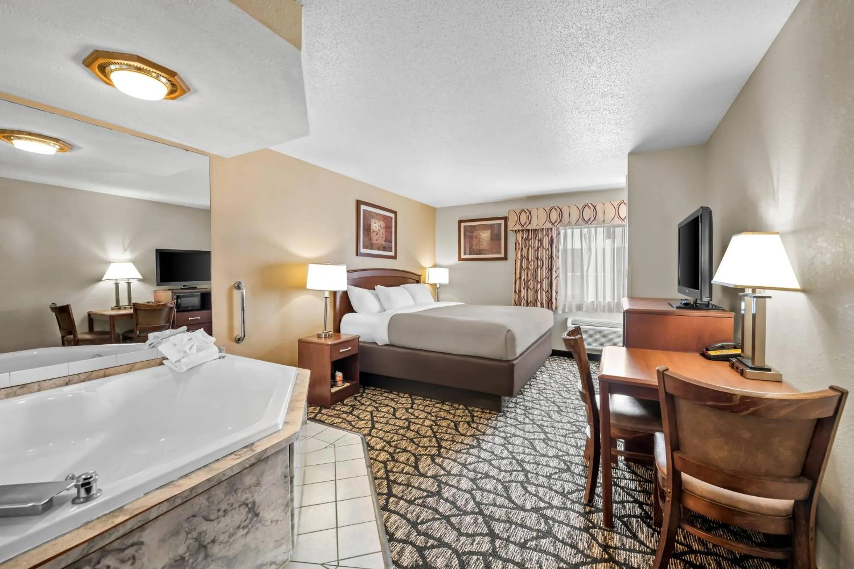 Bedroom, Bed in Quality Inn La Crosse North