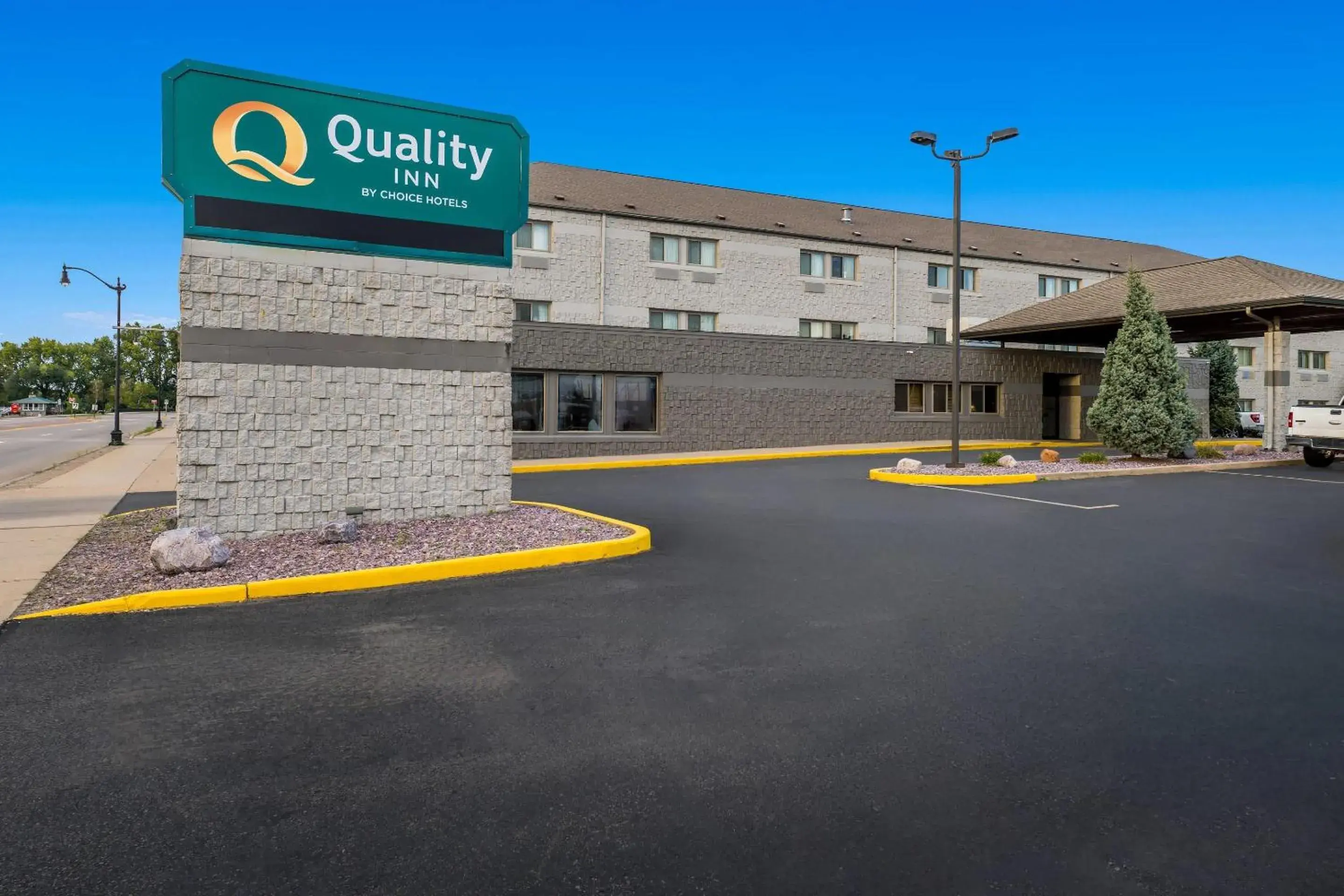 Property building in Quality Inn La Crosse North Property building in Quality Inn La Crosse North
