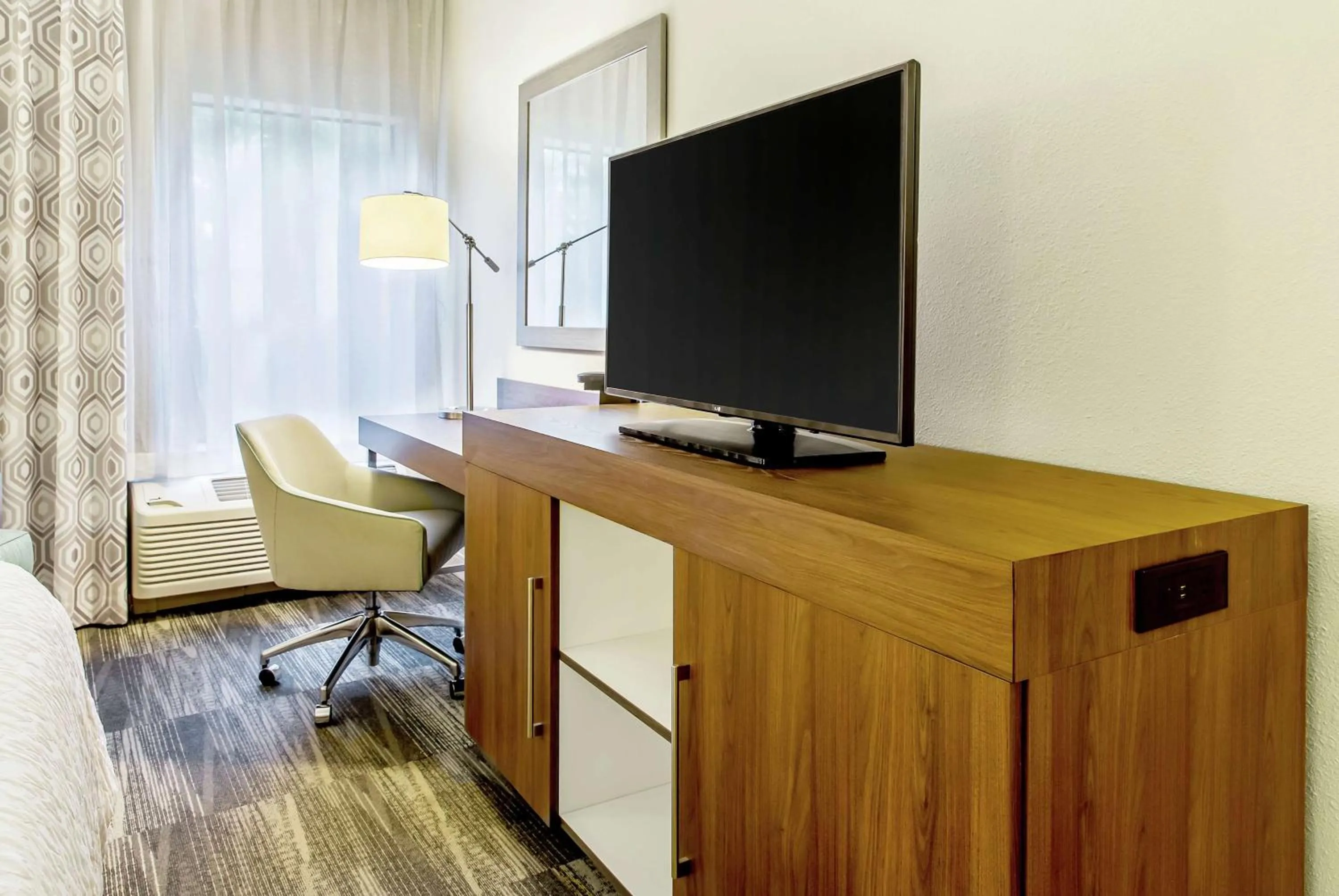 Bedroom in Hampton Inn Minneapolis St. Paul-Woodbury