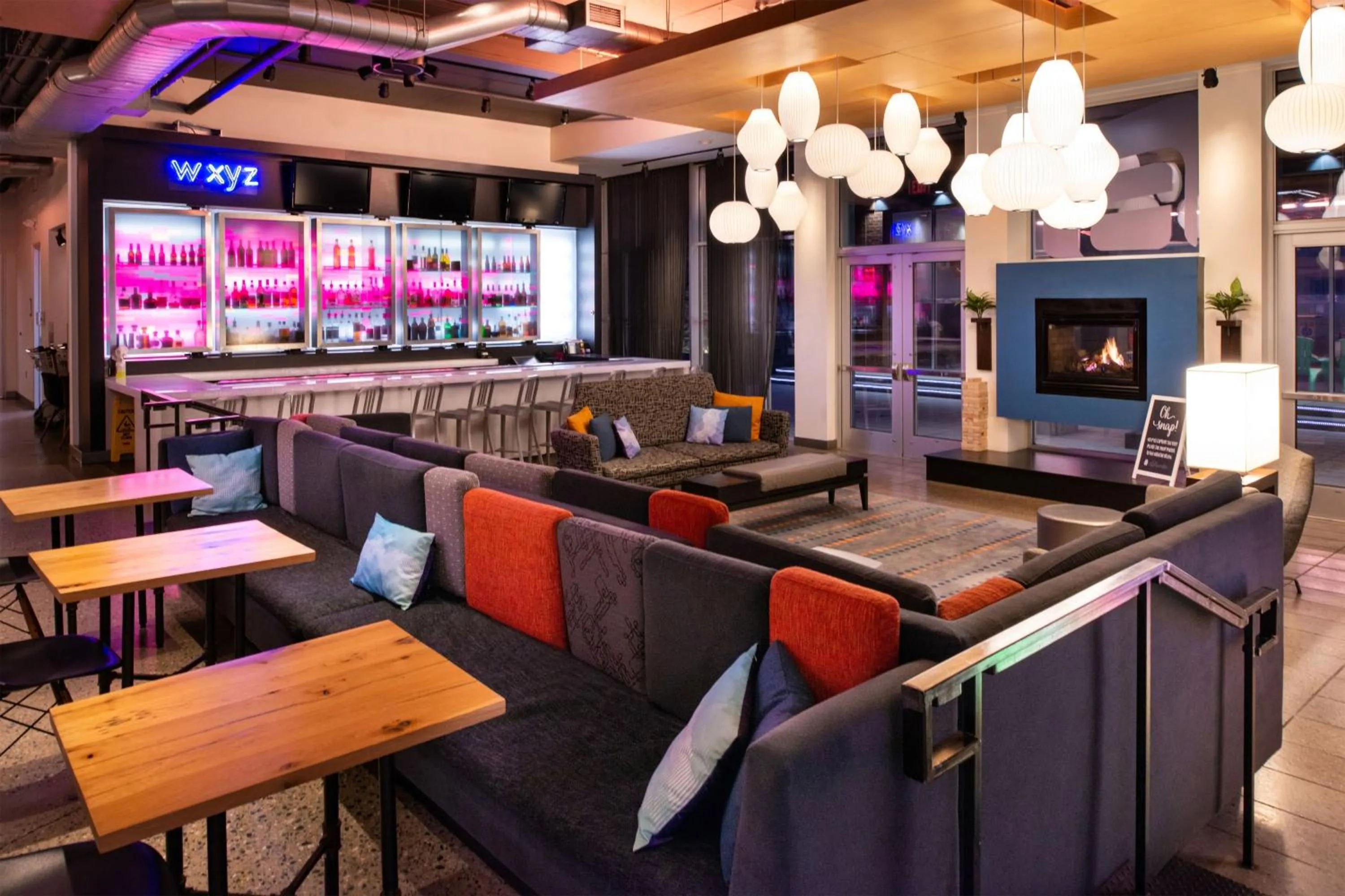 Lounge or bar in Aloft Lexington