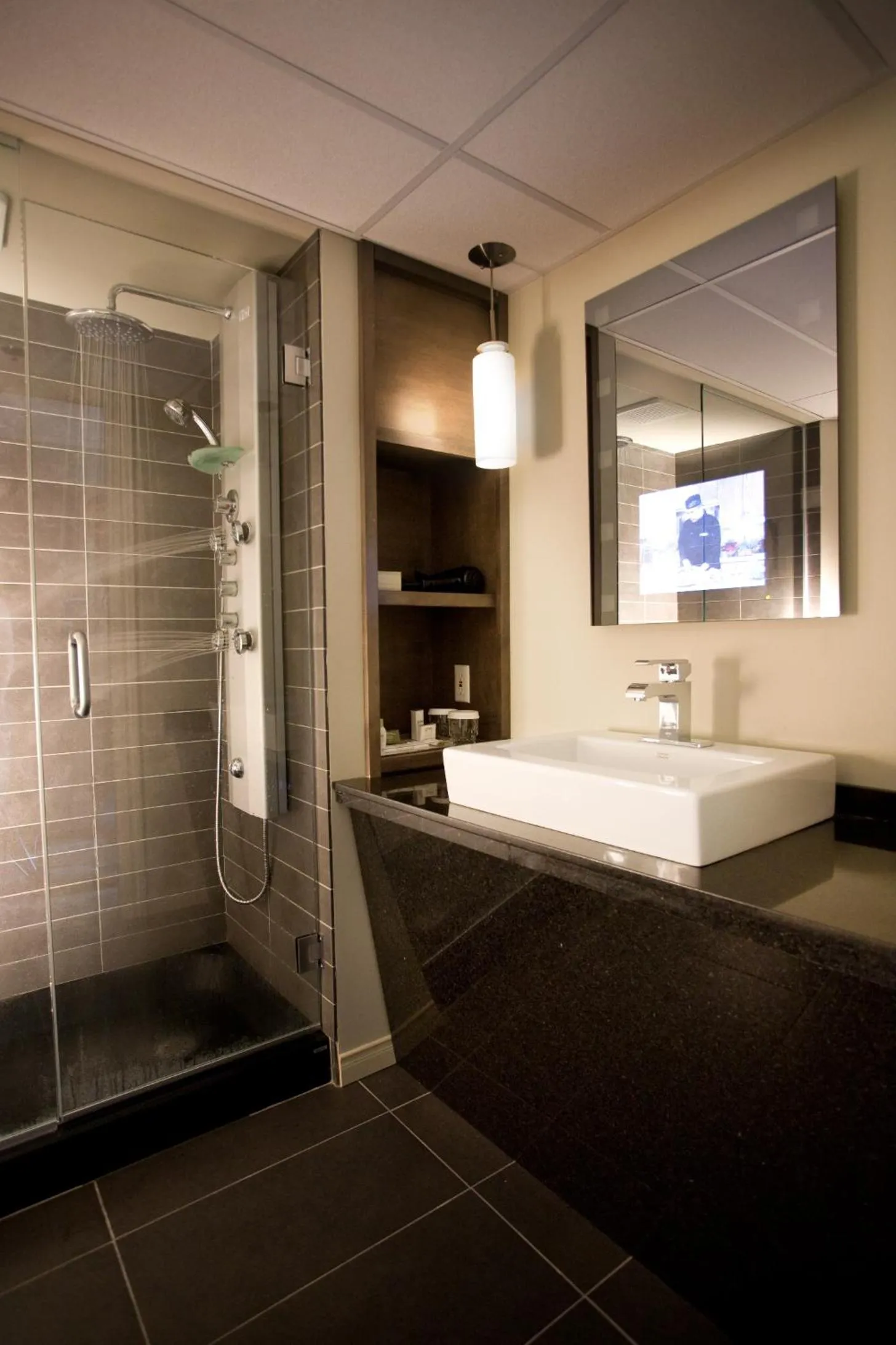 Shower in Auberge Godefroy