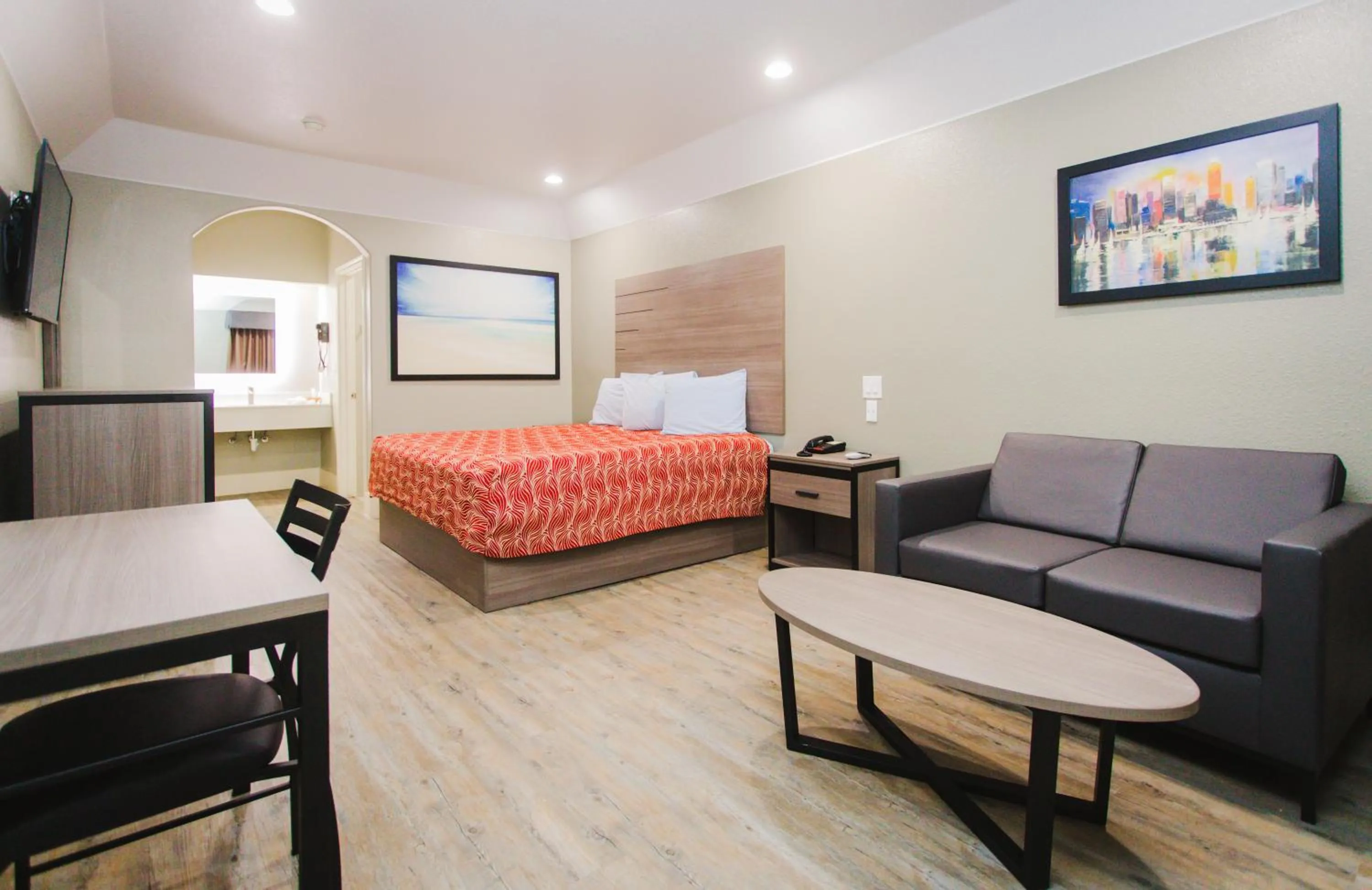 Photo of the whole room, Bed in Palace Inn Beltway 8 & Westview