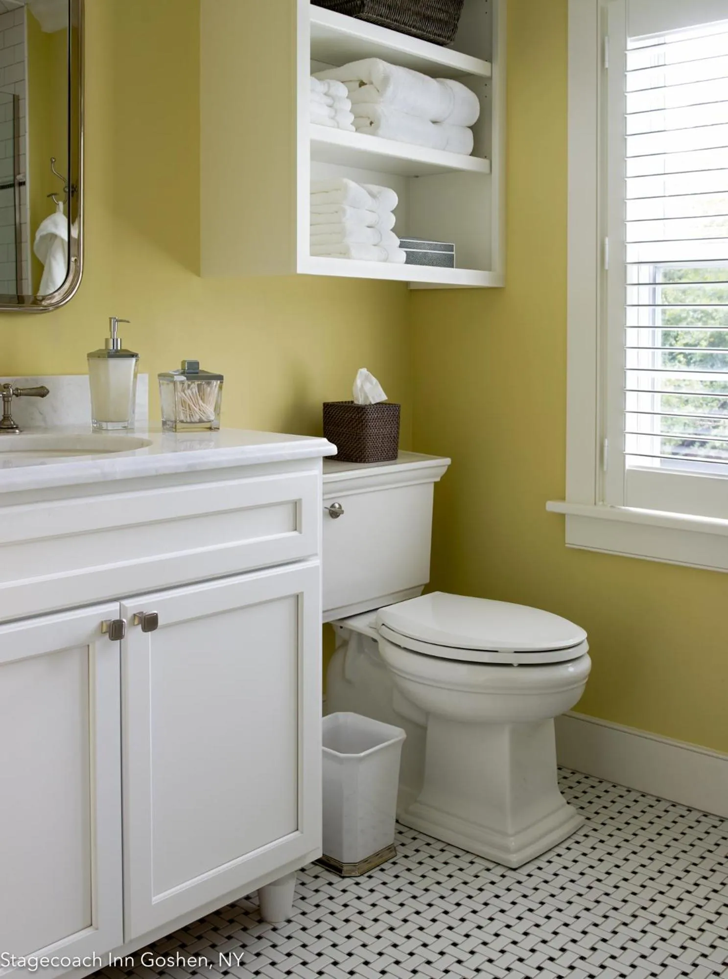 Toilet in Stagecoach Inn