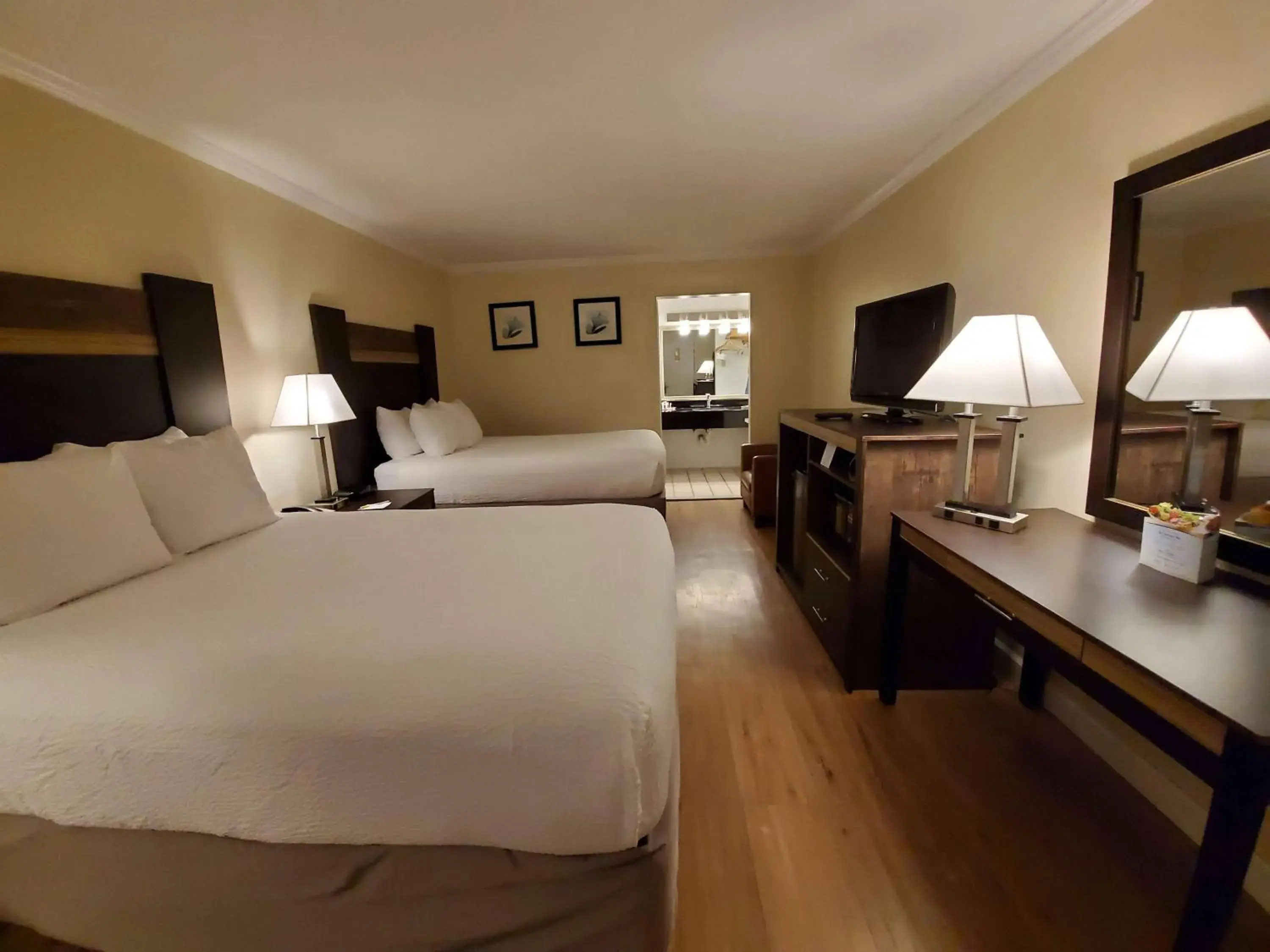 Deluxe Double Room with Two Double Beds - Smoking in Days Inn by Wyndham Wilmington Brandywine Deluxe Double Room with Two Double Beds - Smoking in Days Inn by Wyndham Wilmington Brandywine