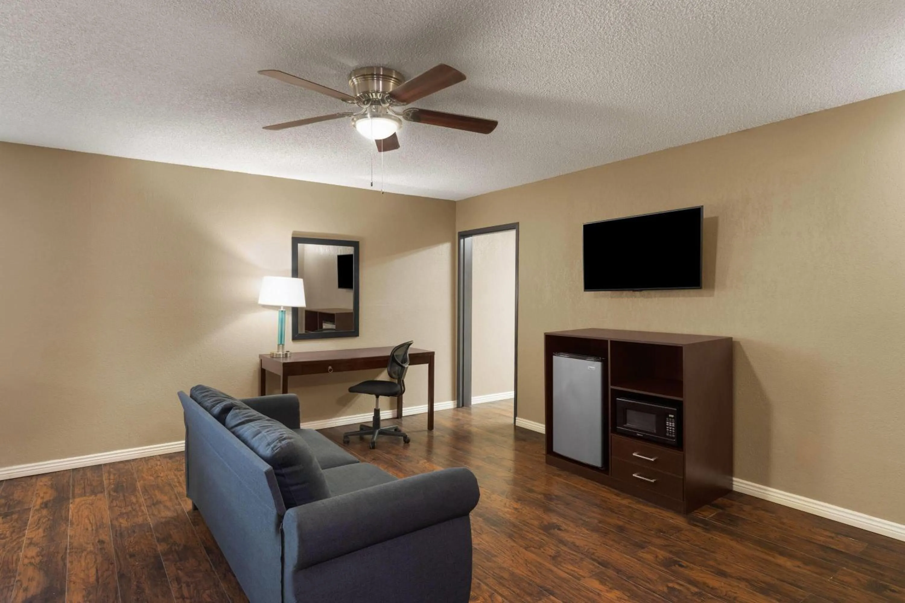 Photo of the whole room in Super 8 by Wyndham Casa Grande