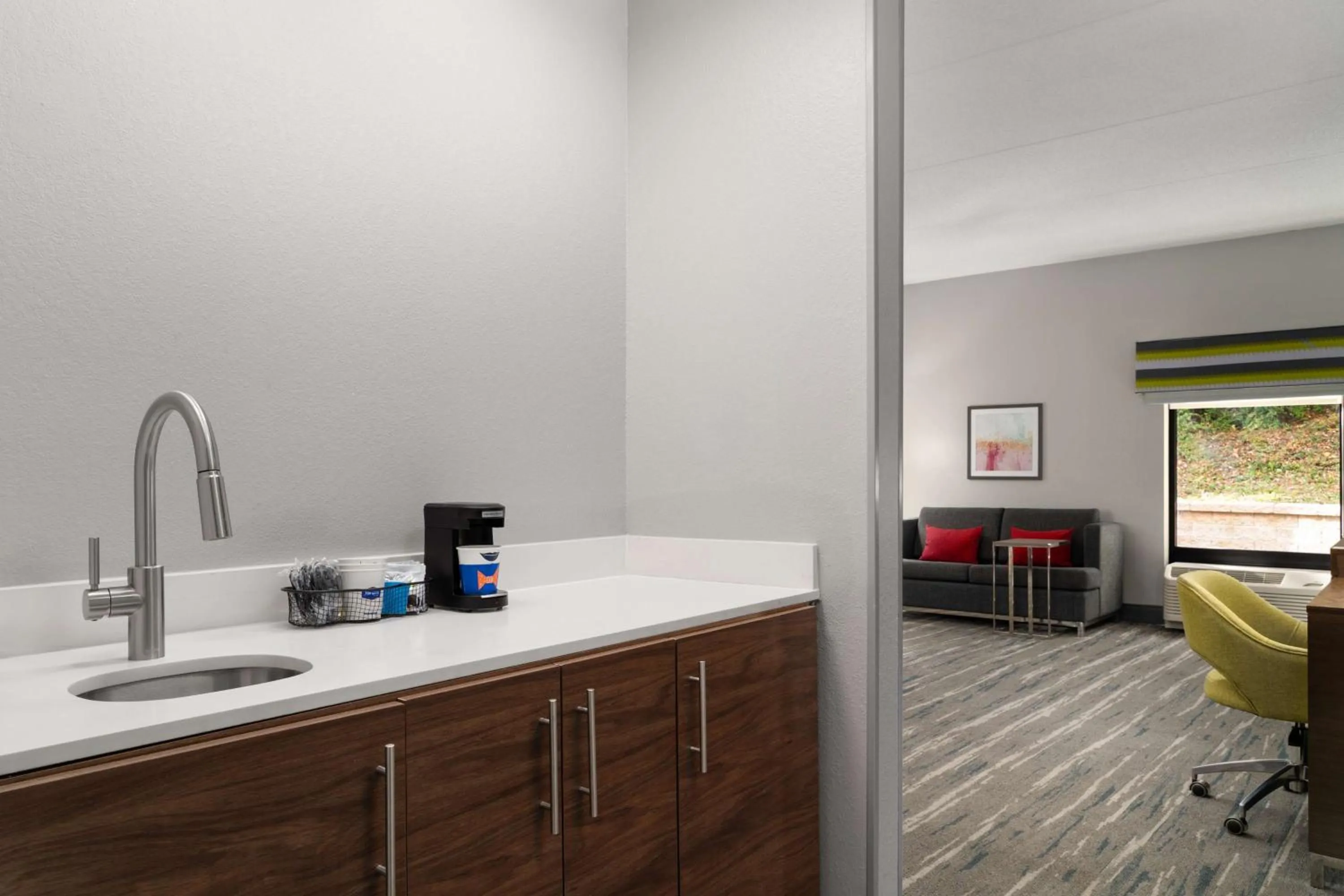 Photo of the whole room in Hampton Inn Roanoke/Hollins - I-81