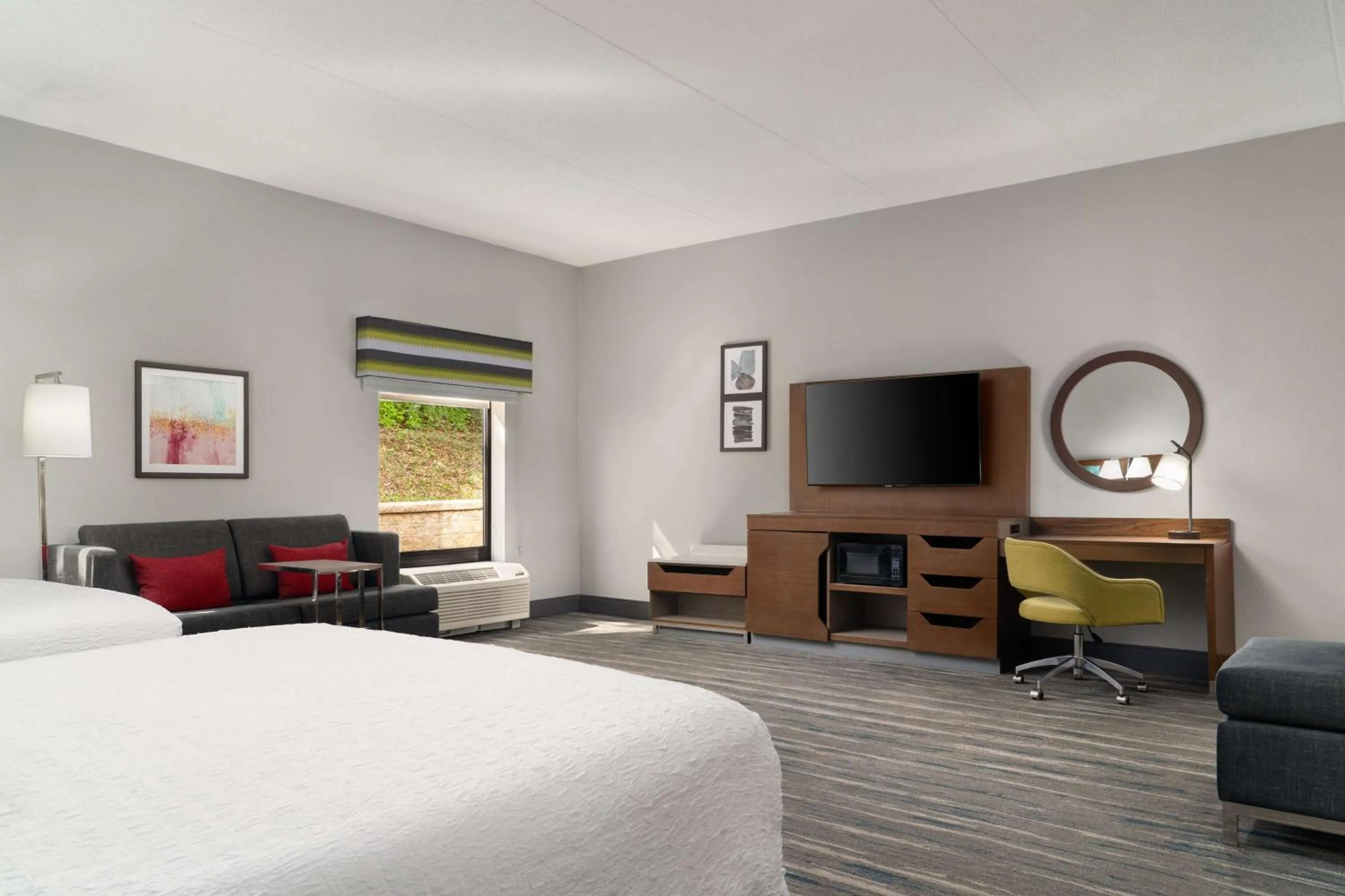 Bedroom, Bed in Hampton Inn Roanoke/Hollins - I-81