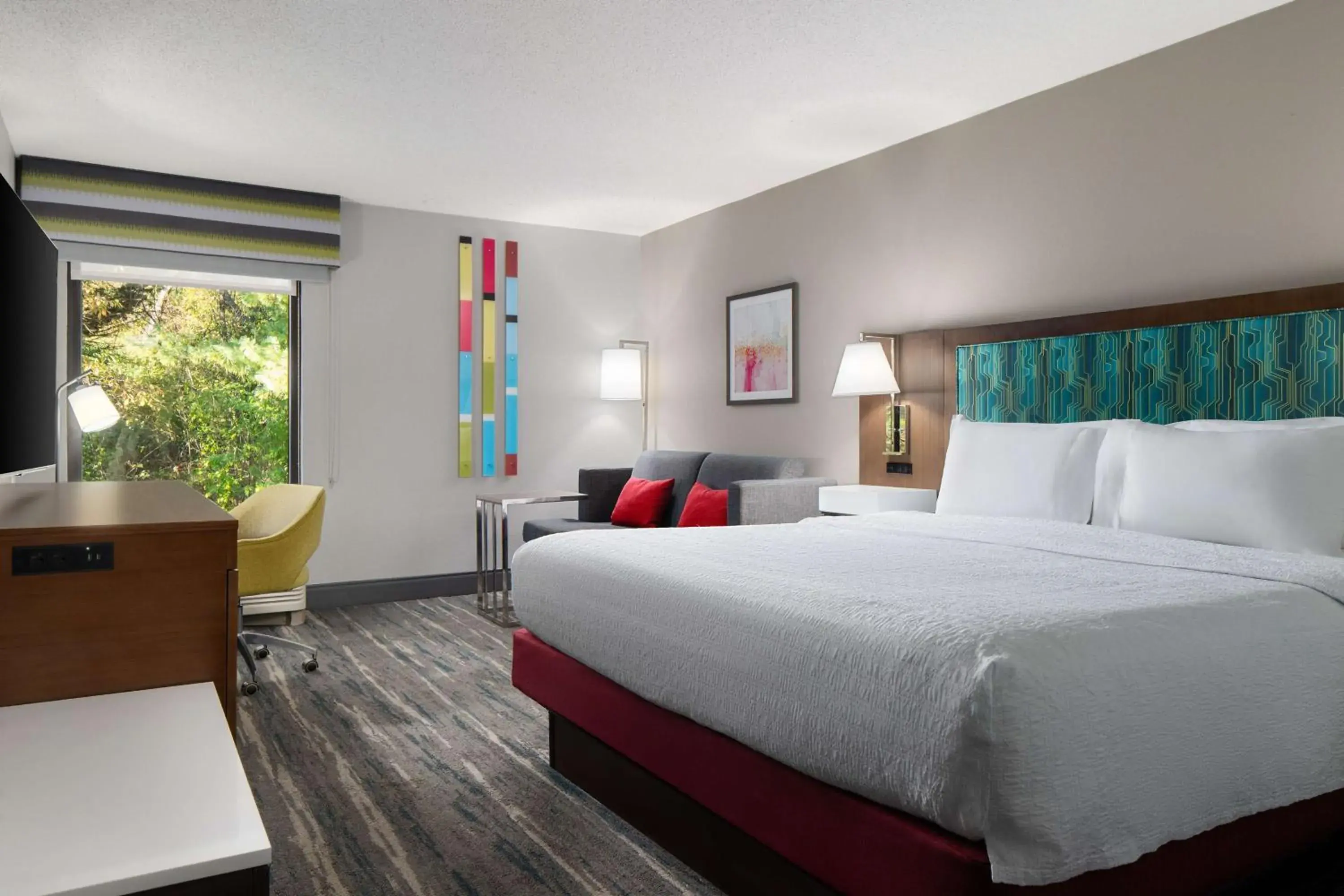 Living room, Bed in Hampton Inn Roanoke/Hollins - I-81 Living room, Bed in Hampton Inn Roanoke/Hollins - I-81