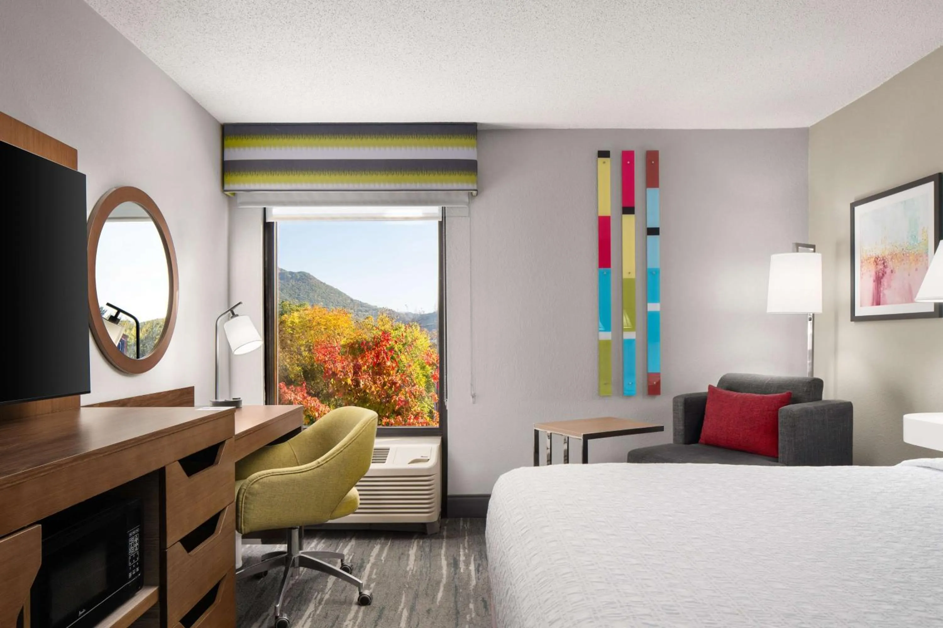 Bedroom, Bed in Hampton Inn Roanoke/Hollins - I-81