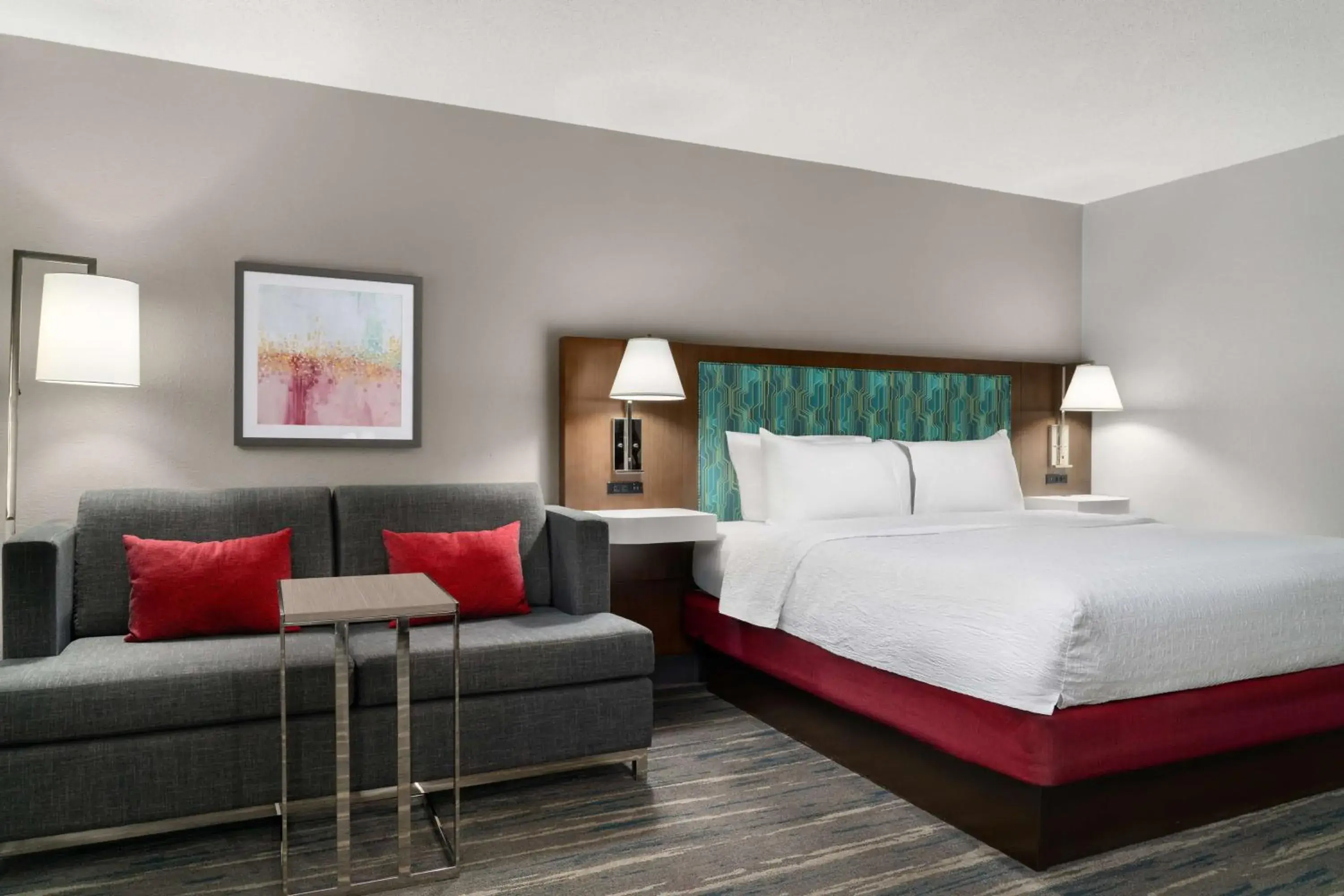 Living room, Bed in Hampton Inn Roanoke/Hollins - I-81 Living room, Bed in Hampton Inn Roanoke/Hollins - I-81