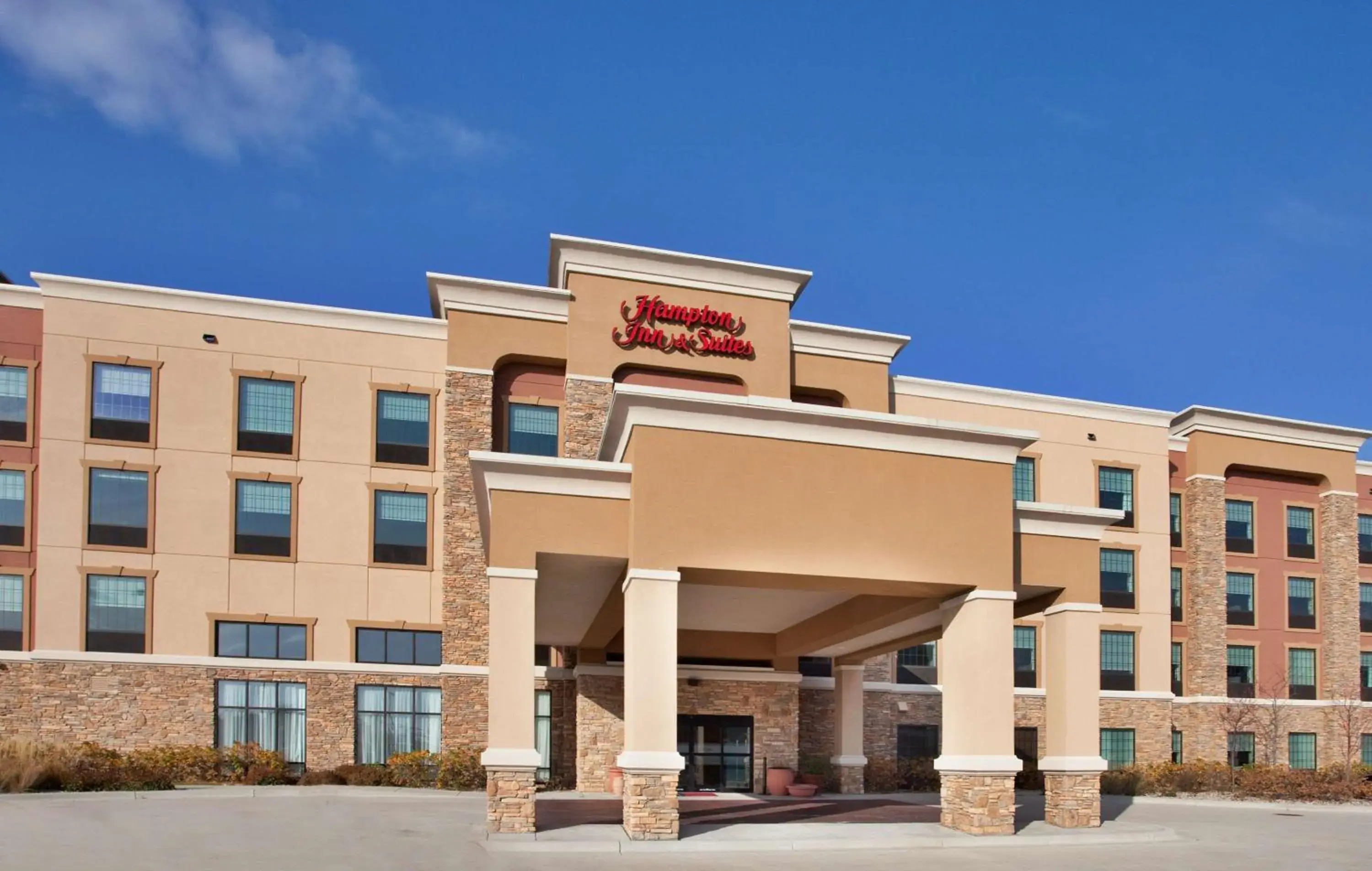 Property building in Hampton Inn and Suites St. Cloud Property building in Hampton Inn and Suites St. Cloud