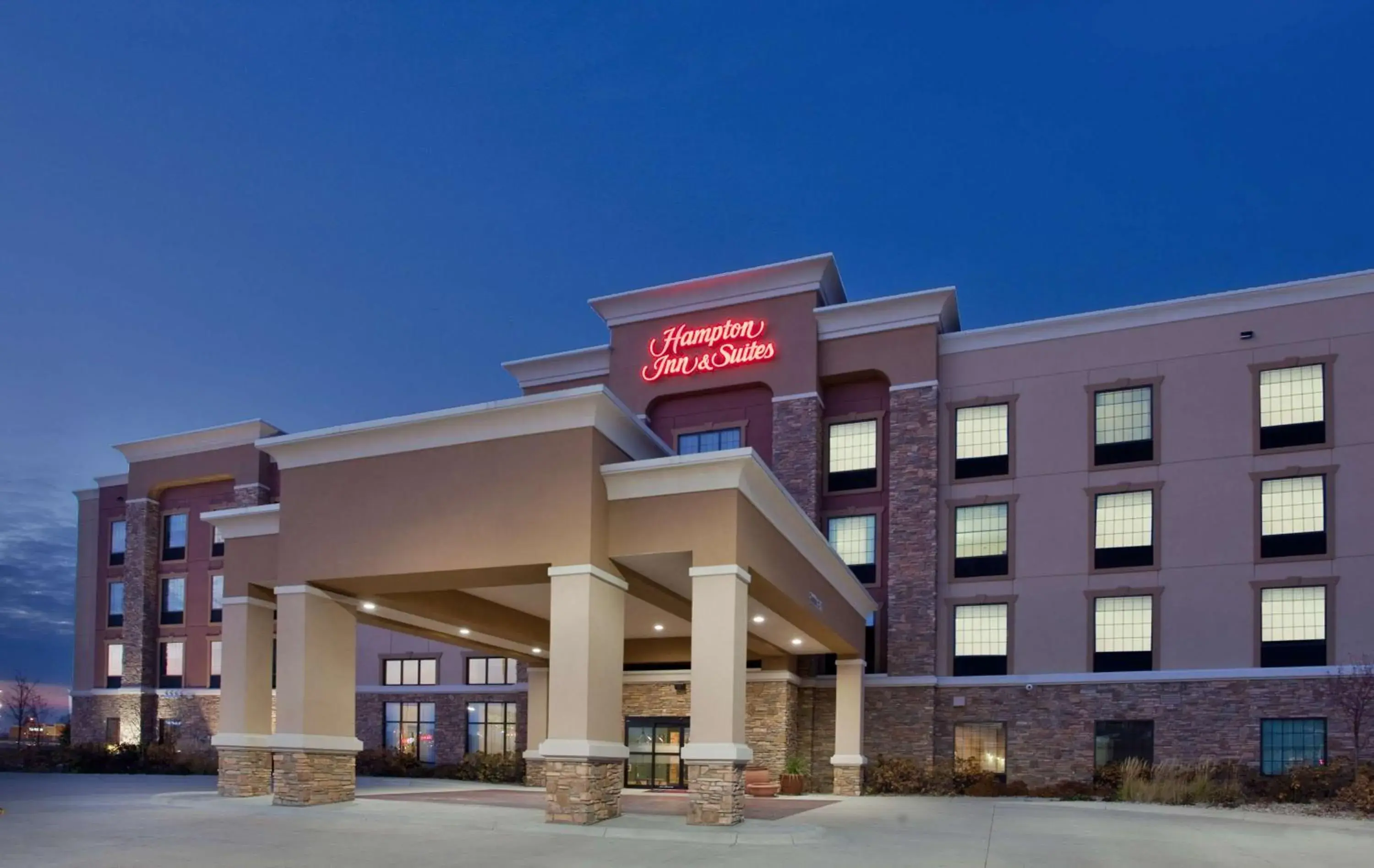 Property building in Hampton Inn and Suites St. Cloud Property building in Hampton Inn and Suites St. Cloud
