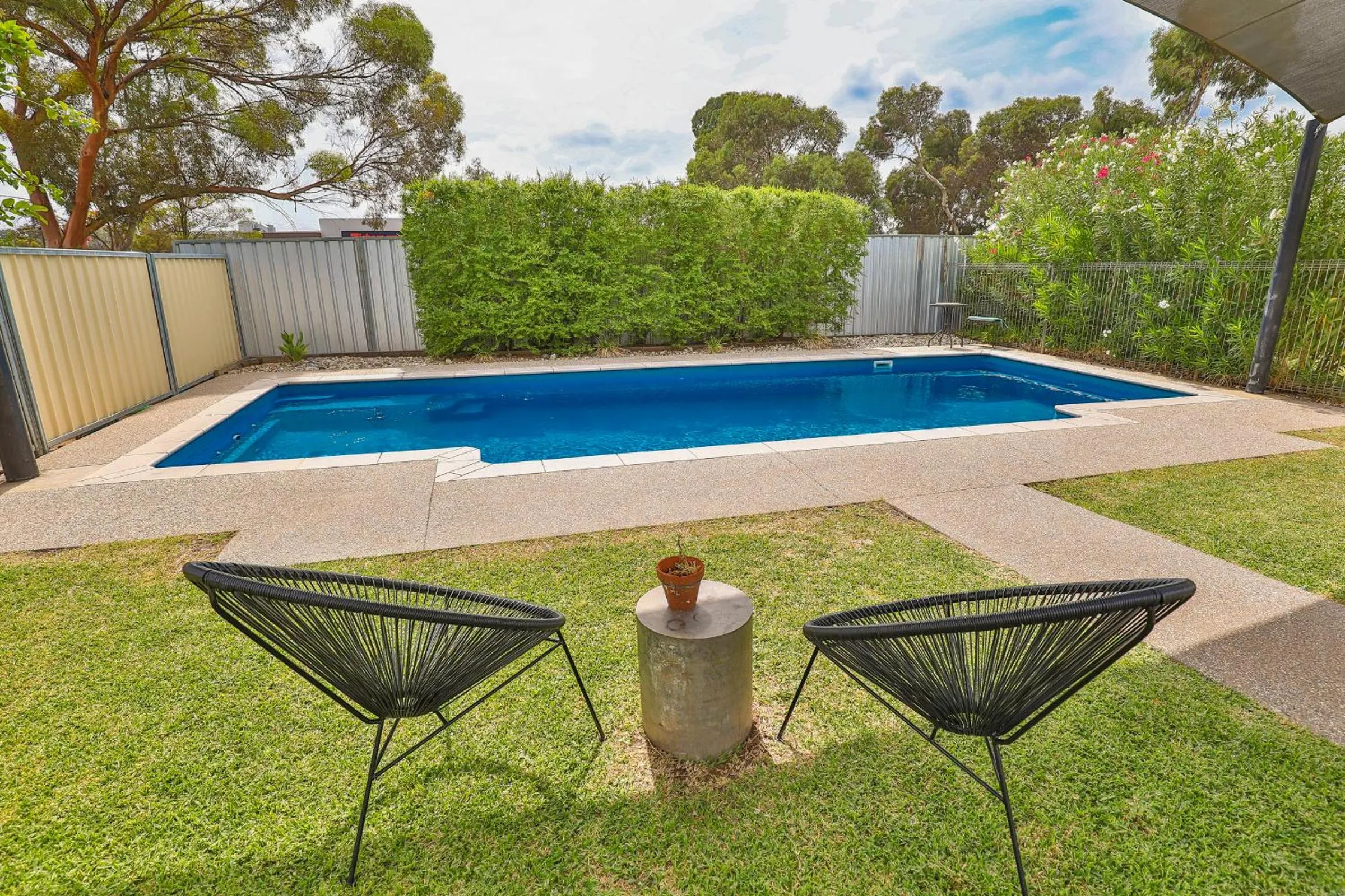 Pool view in Robinvale Bridge Motel