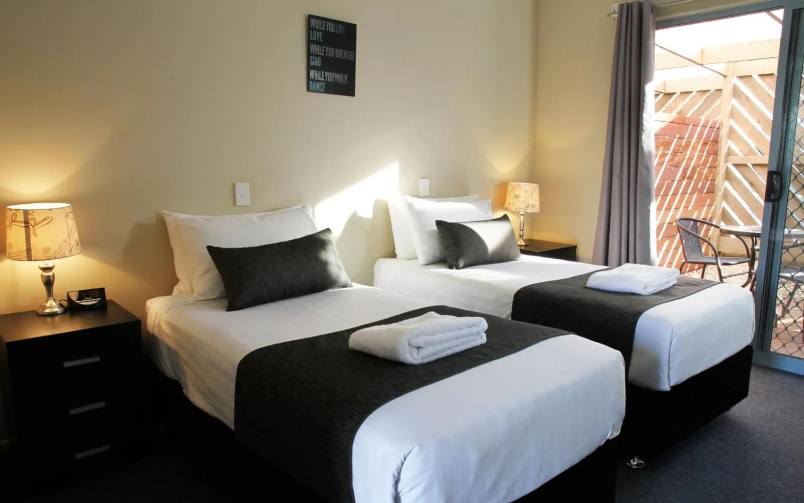 Photo of the whole room, Bed in Robinvale Bridge Motel