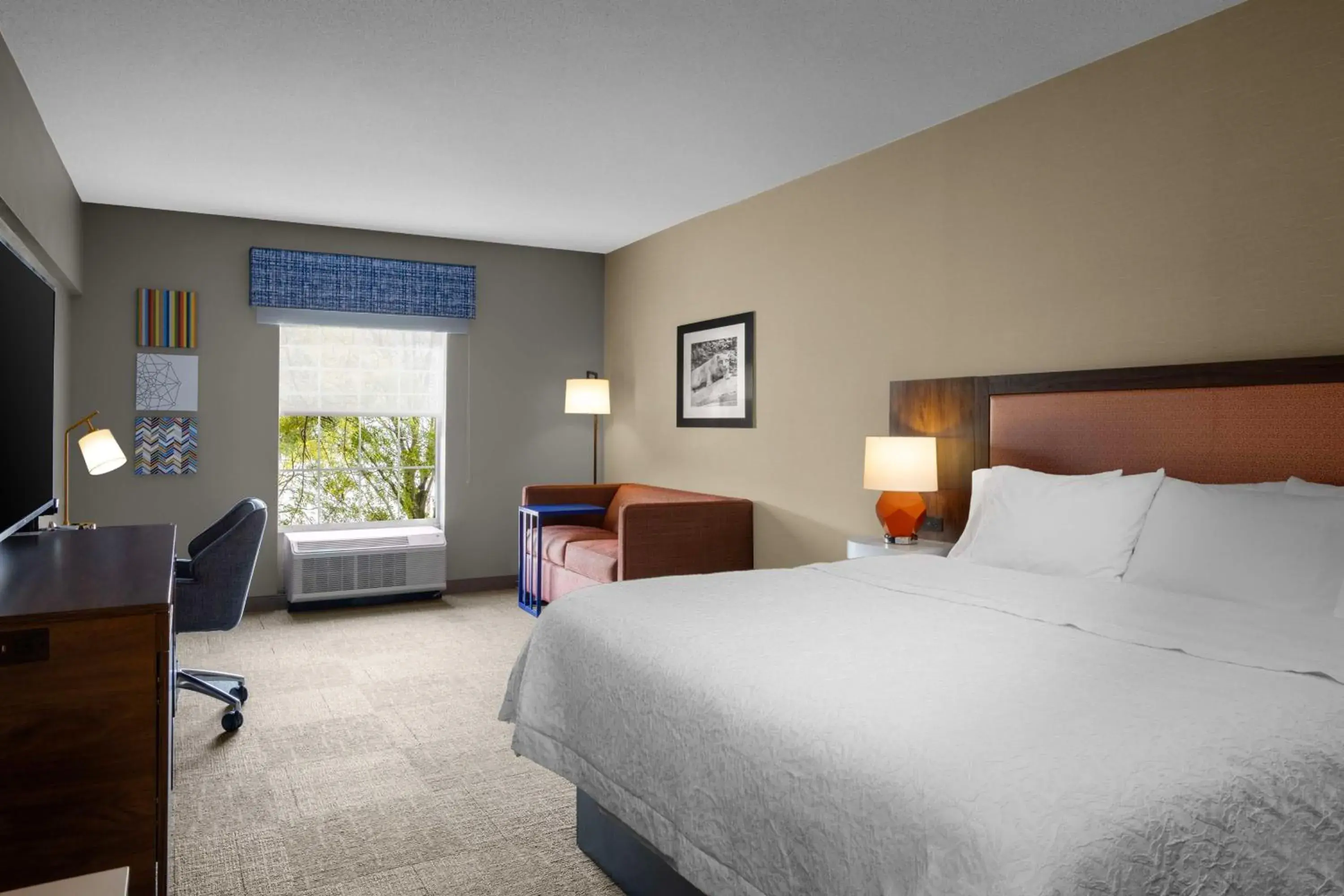 Bed in Hampton Inn & Suites State College at Williamsburg Square Bed in Hampton Inn & Suites State College at Williamsburg Square
