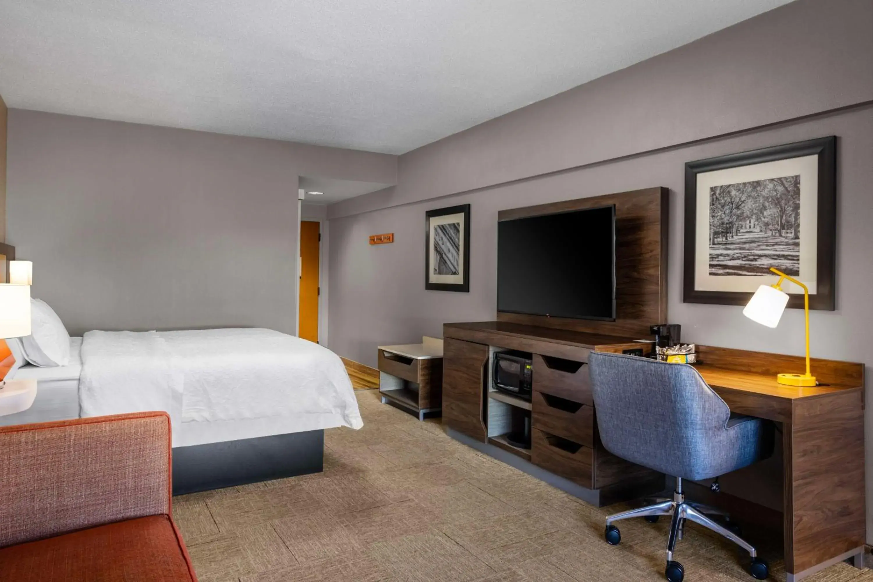 Bed in Hampton Inn & Suites State College at Williamsburg Square Bed in Hampton Inn & Suites State College at Williamsburg Square