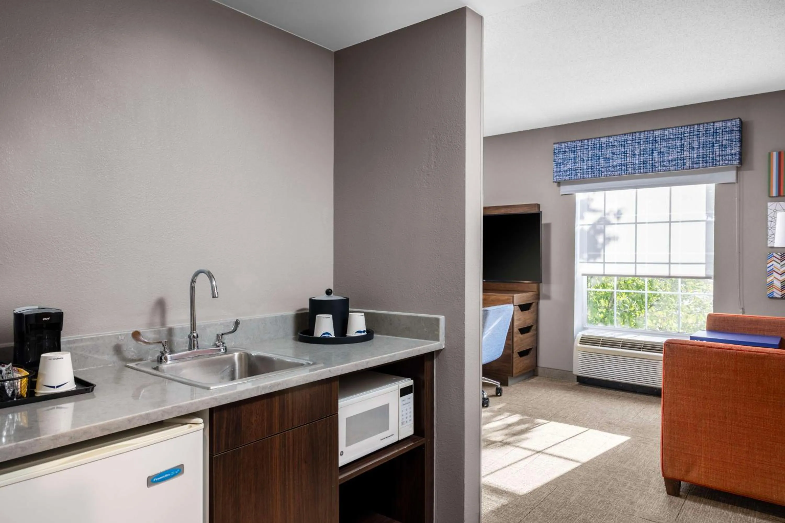 Kitchen or kitchenette in Hampton Inn & Suites State College at Williamsburg Square