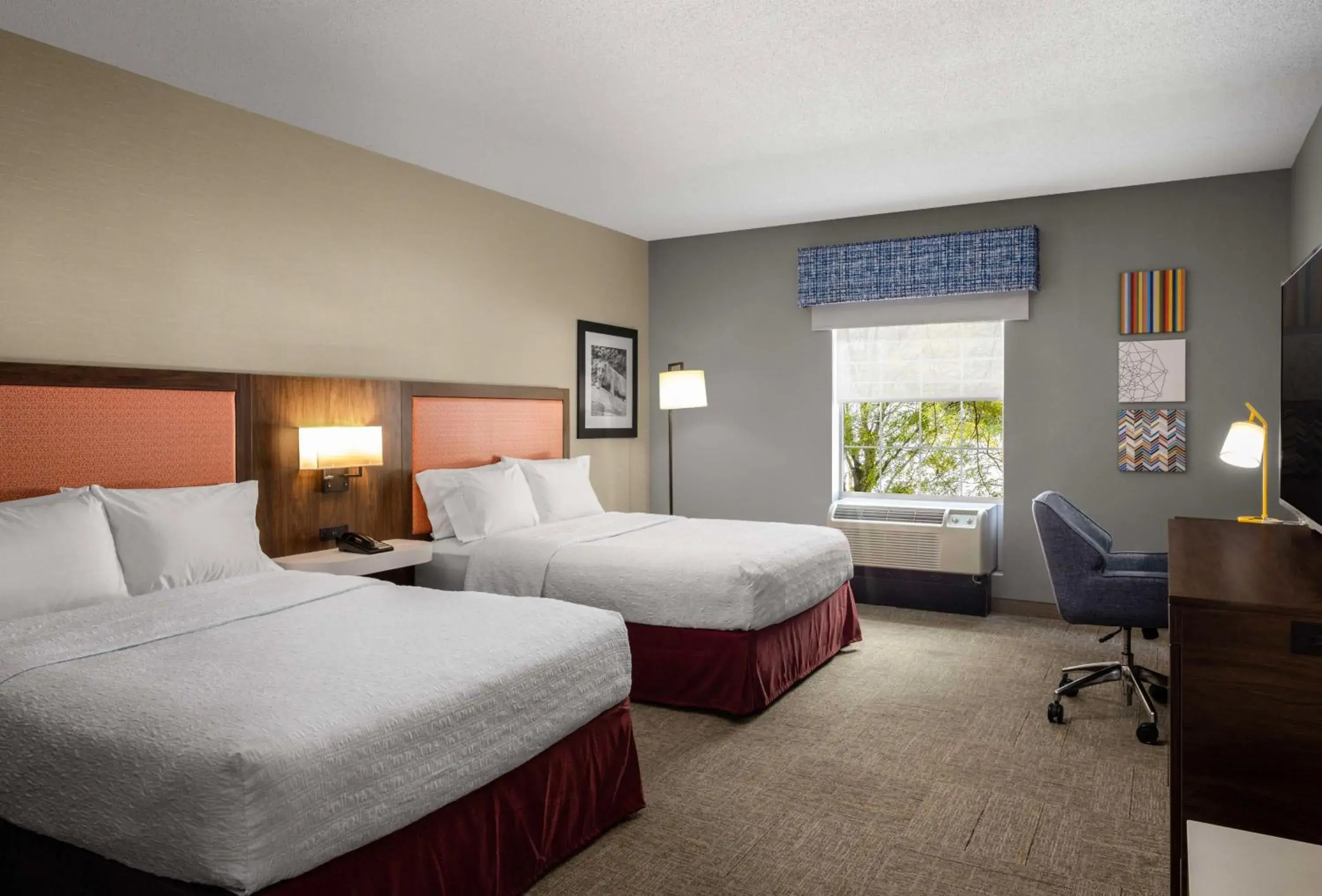 Bed in Hampton Inn & Suites State College at Williamsburg Square Bed in Hampton Inn & Suites State College at Williamsburg Square